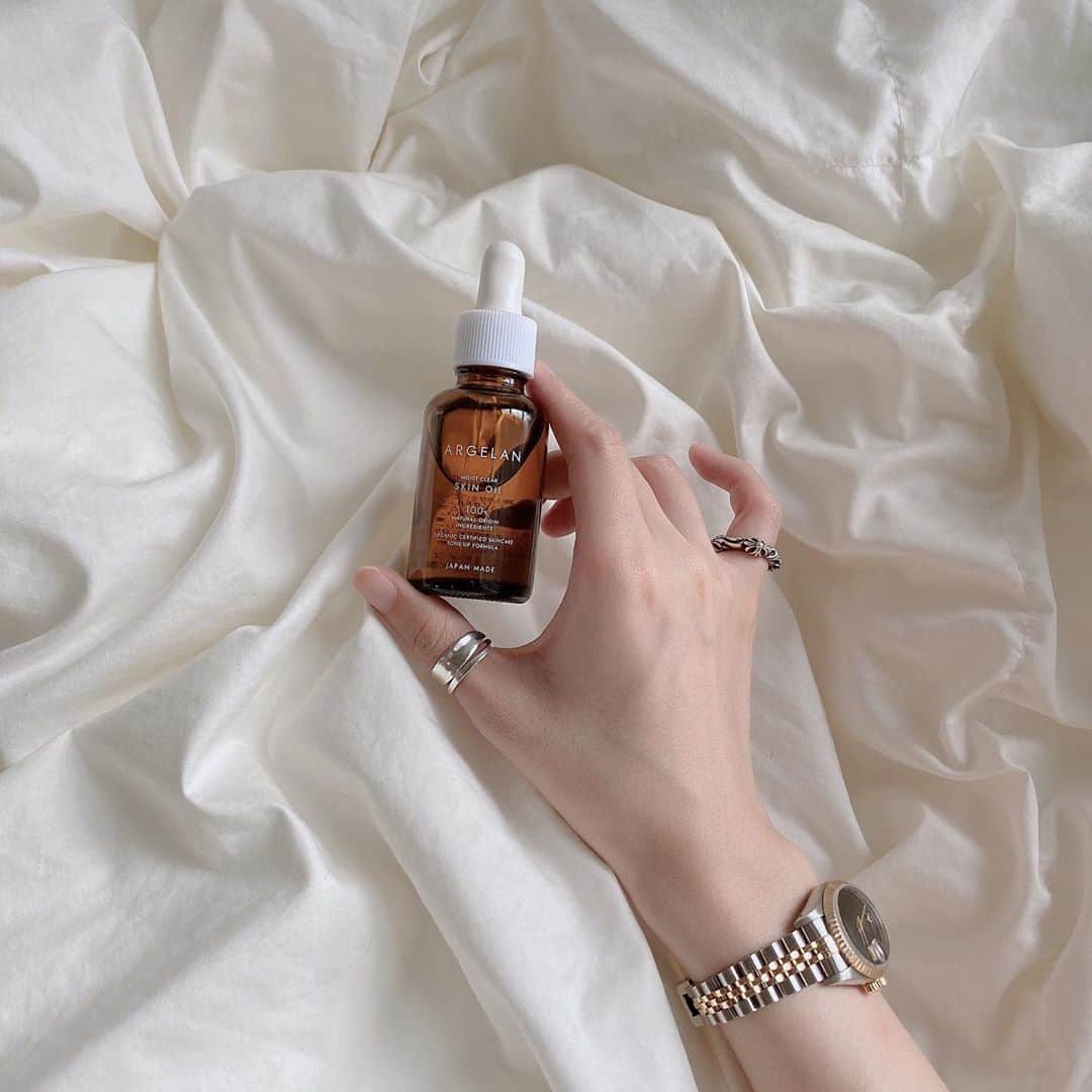 のインスタグラム：「ARGELAN ♡ MOIST CLEAR SKIN OIL  ブースターとしてオイルを使うと しっとり柔らかな肌になるので ここ数年の私の欠かせないスキンケア方法。  これはサラッとしたテクスチャー◎ 自然なツヤが生まれるよ  #ARGELAN #スキンケア #有用植物と精油 #PR #vocest #vocemagazine」