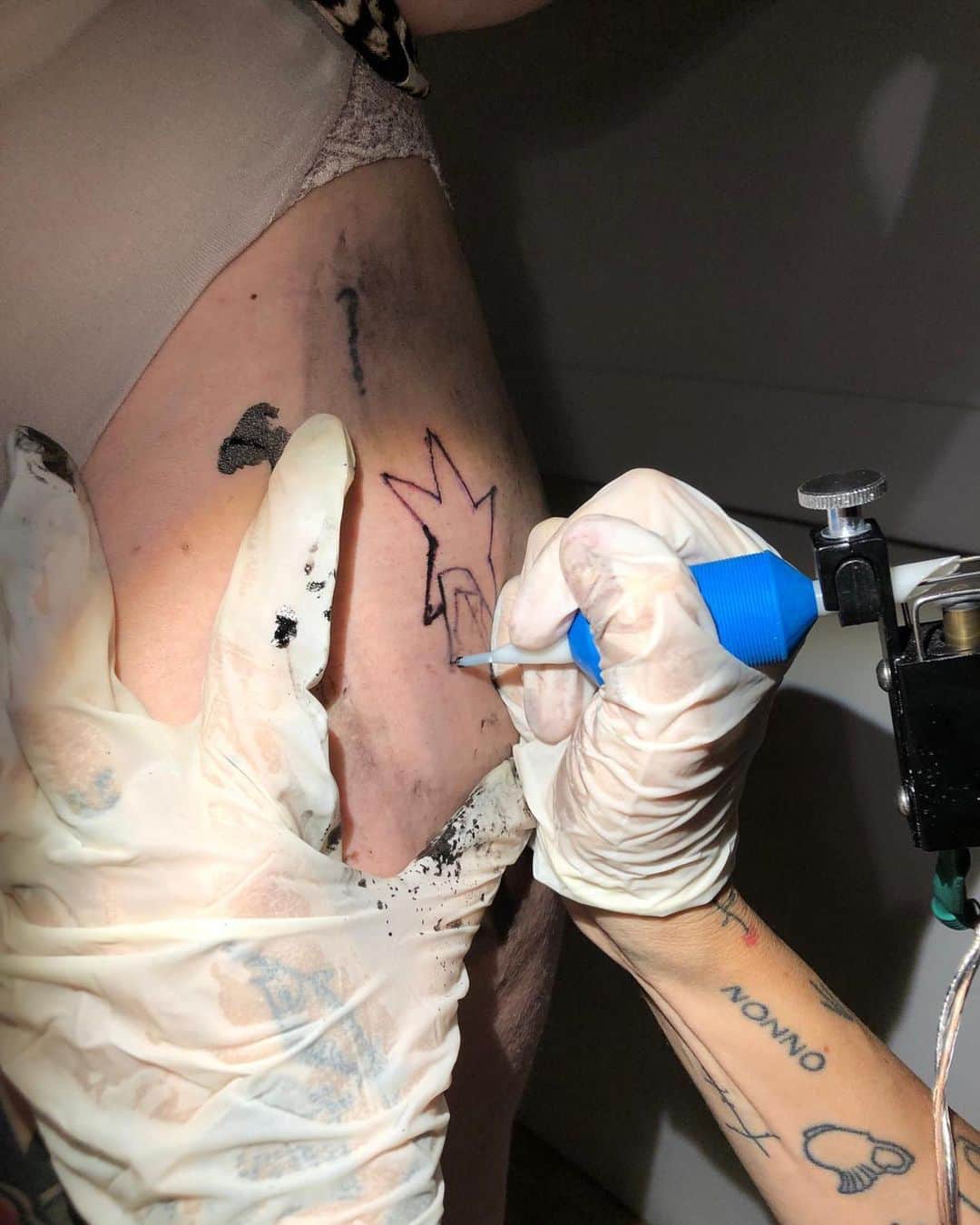コリアックのインスタグラム：「🌟 #drunktattoo @madamadea @federicamoretti_hm #iotatuo #cosecheamo #tattoo」