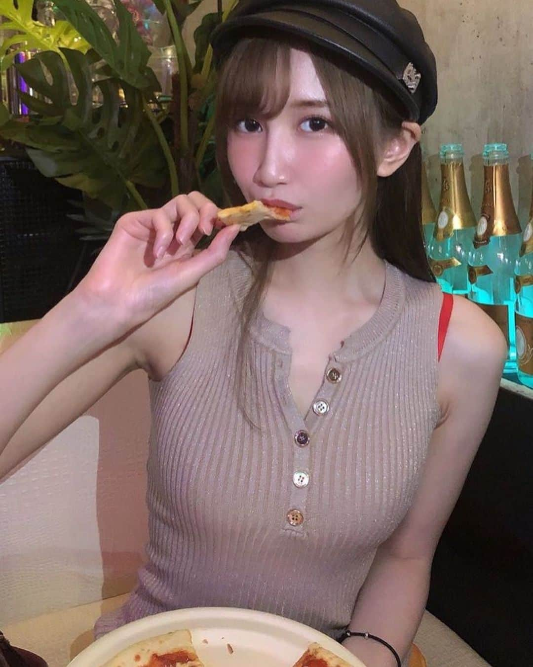 天川そらのインスタグラム：「食用の秋🍠🌰  #天川そら　#食欲の秋　#ピザ　#ごはん　#キャスケット　#帽子　#プライベート」