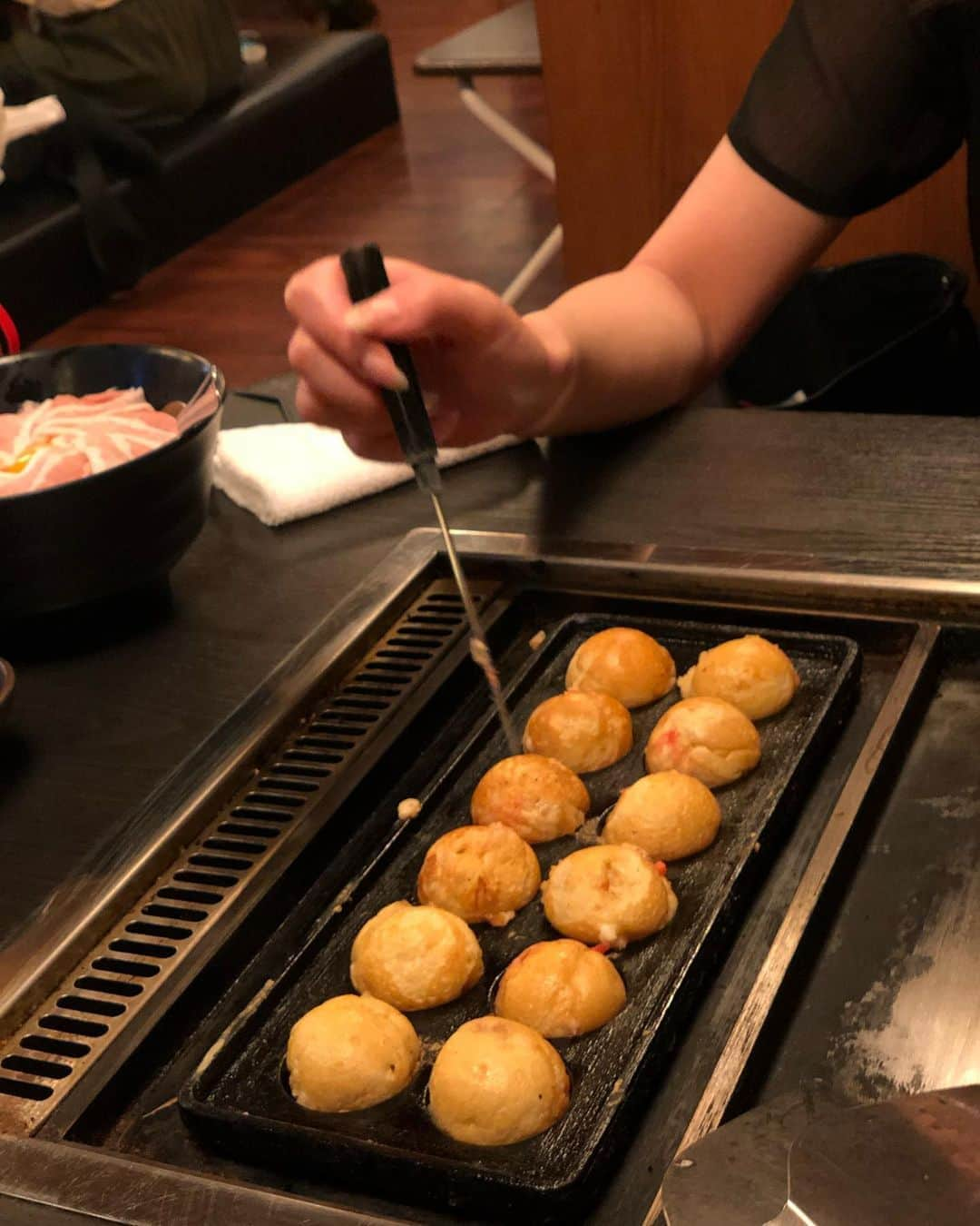 熊本美和さんのインスタグラム写真 - (熊本美和Instagram)「はるのやさん🧸⭐︎ 鉄板でたこ焼き作れるの楽しかったっ✨ お好み焼きももんじゃもすーぱー美味しいし、デザートもんじゃ初めて食べた！！！ お腹いーーーっぱいになりました♡ 平日だったけどめちゃ混んでたから予約して行くのがオススメ⭐︎ . . #はるのや #赤羽鉄板焼き #もんじゃ #お好み焼き #たこ焼き #鉄板焼き #飲み会 #お食事 #pr #トリドリベース #赤羽 #赤羽ディナー #グルメ #デザートもんじゃ #yummy #kawaii #makeup #beauty #黒髪 #私服 #miia #fashion #red #すきぴ」9月18日 18時50分 - miwa_babyb