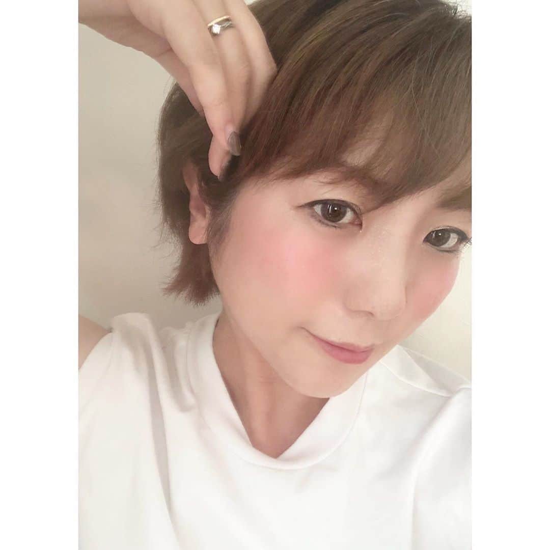 のインスタグラム：「☆☆☆ ・ ・ なんだか夏の終わりだから？ だらっとした気持ちがなかなか抜けないし、 美容の調子もいまいち…😭 ・ なのでサプリに頼ってみることに 美容と健康両面のケアが出来る 『ぷるセラ』 セラミド・黒酢・すっぽんのトリプルパワーを一度に贅沢に取れるサプリなんです ・ 美容に必要なものを逃がさないように守ってくれるセラミド 豊富なアミノ酸やコラーゲン 鉄分・カルシウム・ビタミンＥなど、女性に嬉しい栄養素が満載と来た！ 忙しい毎日でも手軽に続けられる、美と健康を応援するサプリです  こんな贅沢な内容で１ヵ月2,000円台ってコスパもいいよね！ありがたい  ・ しかもずっと割引価格で送料無料だし、公式アカウントに行ったらお得なキャンペーンやってるページもあってオススメ 最近体力的、精神的に、、、 という方、是非試してみてください ・ ・ ・ ・ ・ ・ ・ #PR#ぷるセラ#乾燥肌#セラミド#アミノ酸#コラーゲン#すっぽん黒酢#ママ#美活#サプリメン#美容#ストレス#美肌#すっぴん#エイジングケア」