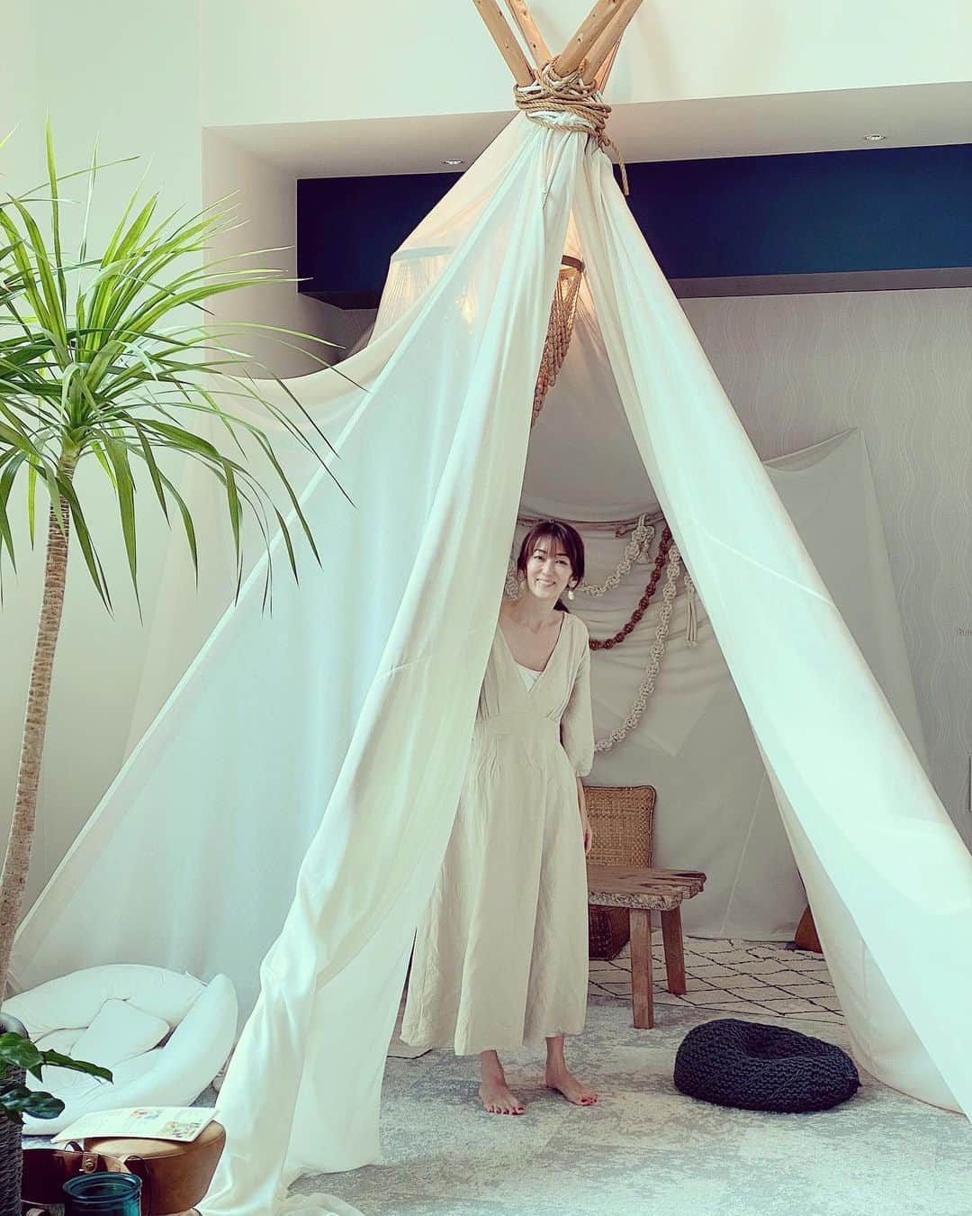 大河内奈々子のインスタグラム：「ちょこちょこお邪魔する　うみのホテル。 このティピが子供にも大人にも大人気🧡  珍しく　1人で写真を撮ってもらいました😊 @maimaiichikawa  ありがとう。  ゆったりと過ごせる時間がとてもいい空間です🥰  #ティピーテント #いごこちの良い空間  #少し休憩」