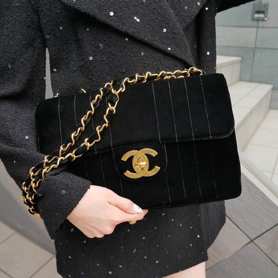 Vintage Brand Boutique AMOREさんのインスタグラム写真 - (Vintage Brand Boutique AMOREInstagram)「Vintage Chanel mademoiselle velvet jumbo shoulder bag.  ▶︎Free Shipping Worldwide✈️ ≫≫≫ DM for more information 📩 info@amorevintagetokyo.com #AMOREvintage #AMORETOKYO #tokyo #Omotesando #Aoyama #harajuku #vintage #vintageshop #ヴィンテージ #ヴィンテージショップ #アモーレ #アモーレトーキョー #表参道 #青山 #原宿#東京 #chanel #chanelvintage #vintagechanel #ヴィンテージ #シャネル #ヴィンテージシャネル #シャネルヴィンテージ #amorewardrobe #アモーレワードローブ」9月18日 19時05分 - amore_tokyo