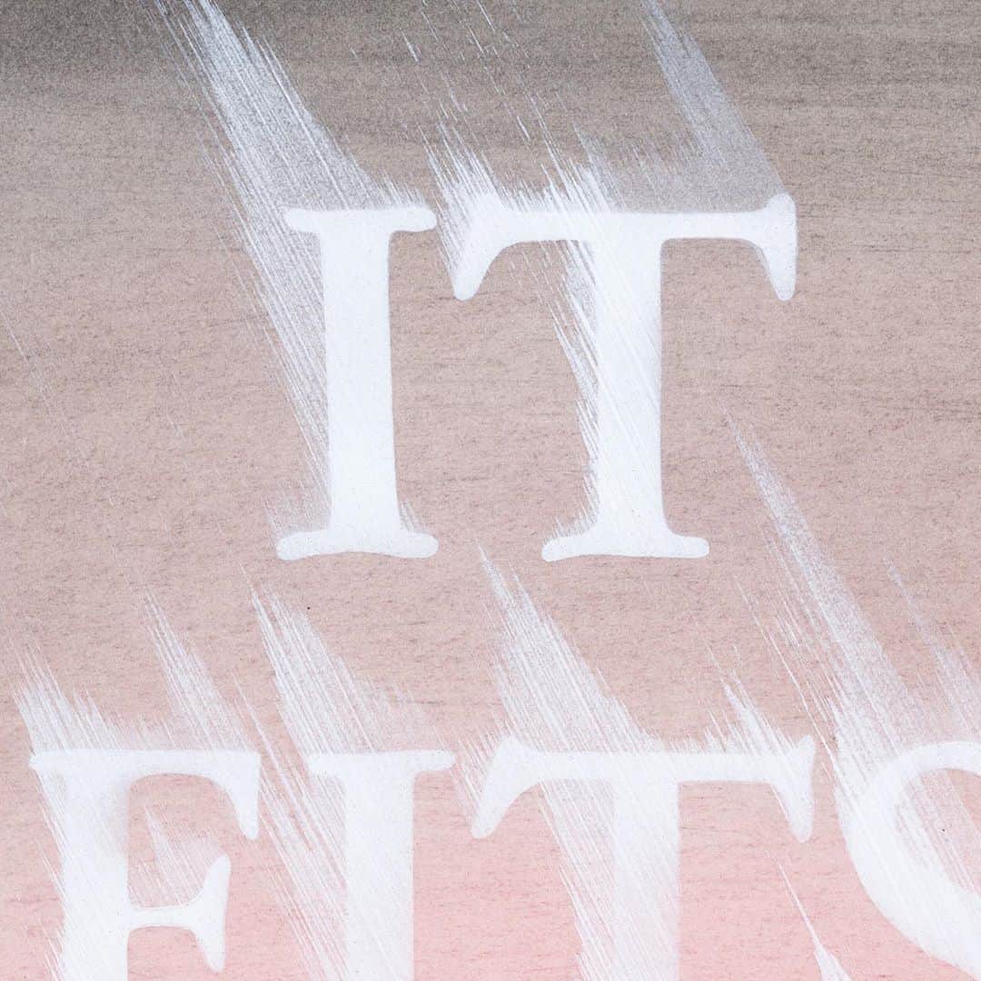 のインスタグラム：「#GagosianSpotlight: Gagosian is pleased to present five recent works on paper by Ed Ruscha, now online for forty-eight hours only.  Throughout decades of formal experimentation, Ruscha has explored language in painting, drawing, photography, printmaking, and bookmaking through a singular, sometimes oblique use of words. In these five new works on paper featured in Ruscha’s Artist Spotlight presentation, blurred phrases appear on softly layered pigment grounds, evoking rapid movement and the disorienting experience of encountering words as we swipe and scroll across digital screens. Follow the link in our bio for more information or to make an inquiry. __________ #EdRuscha #Gagosian @edruschaofficial (1) Ed Ruscha, “IT FITS,” 2020; (2) Ed Ruscha, “AT THAT,” 2020; (3) Ed Ruscha, “RIOT BOX,” 2020; (4) Ed Ruscha, “ODD AD,” 2020; (5) Ed Ruscha, “IRON CLAD,” 2020. Artwork © Ed Ruscha. Photos: Fredrik Nilsen」