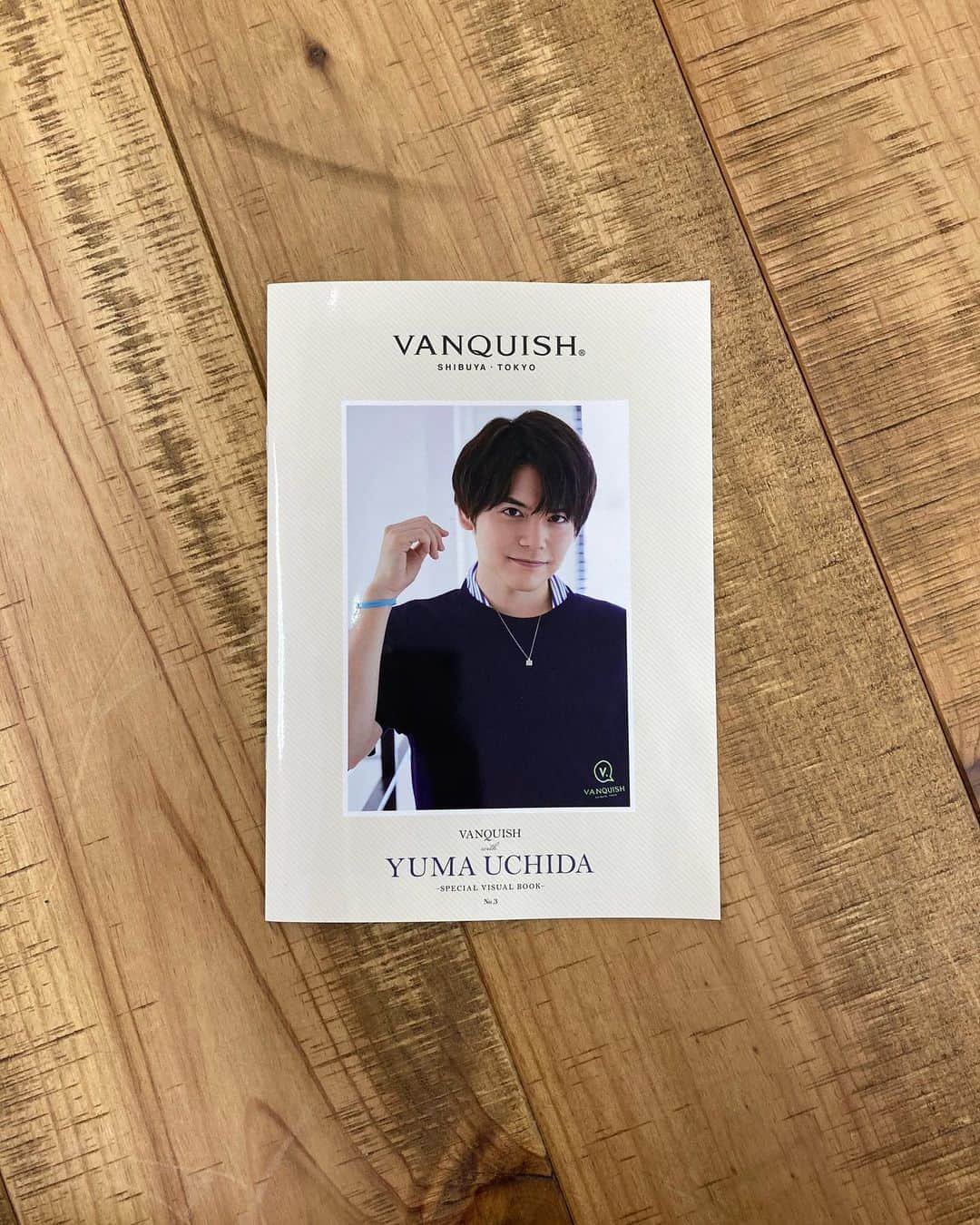 のインスタグラム：「“内田雄馬×VANQUISH” ㅤㅤㅤㅤㅤㅤㅤㅤㅤㅤㅤㅤㅤ 『SPECIAL VISUAL BOOK No.3』 ㅤㅤㅤㅤㅤㅤㅤㅤㅤㅤㅤㅤㅤ 声優・アーティストとして活躍する内田雄馬さんをモデルに起用したヴィジュアルブック第3弾。 ㅤㅤㅤㅤㅤㅤㅤㅤㅤㅤㅤㅤㅤ “STAY HOME”をテーマに撮影し、自宅で過ごす内田雄馬さんがVANQUISHを見事に着こなして頂いているので是非必見です。 ㅤㅤㅤㅤㅤㅤㅤㅤㅤㅤㅤㅤㅤ さらに、9月15日(火)~30日(水)まで、Magnet by shibuya 109 1 階の入り口前モニターでは撮影風景の動画をご覧いただけます。 また、3階 VANQUISHではサイネージでBOOK内の写真を公開中。 ㅤㅤㅤㅤㅤㅤㅤㅤㅤㅤㅤㅤㅤ ■配布条件 VANQUISH ONLINESTORE で、VANQUISH 商品をお買い上げのお客様のみ。 ※予約商品・ソックス・ギフトキットのみご購入は対象外となります。 ㅤㅤㅤㅤㅤㅤㅤㅤㅤㅤㅤㅤㅤ ■配布期間 9月19日(土)ご注文分から同梱 ※0時以降に商品をカートに入れた場合が対象となります。それ以前にカートに入れた場合はヴィジュアルブックは同梱されません。ご了承ください。 ※なくなり次第、終了となります。 ㅤㅤㅤㅤㅤㅤㅤㅤㅤㅤㅤㅤㅤ ※今回は店舗での配布は無く、VANQUISHオフィシャルサイトでのVANQUISH商品購入者のみ対象となりますのでご了承下さい。 ㅤㅤㅤㅤㅤㅤㅤㅤㅤㅤㅤㅤㅤ #VANQUISH #VANQUISHJP #内田雄馬」