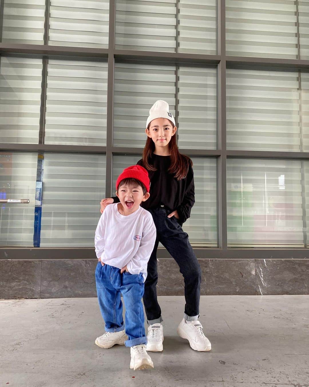 ウンチェのインスタグラム：「#광고 지난 번 체험단 이벤트 진행 후 보내주신 후기사진들 가지고 왔어요 !  ⠀ 다들 사진을 너무 예쁘게 찍어주셨더라구요 ! #베리클로젯 옷도 너무 예쁘지만, 너무 멋스럽게 잘 찍어주셔서 모델 포스 뿜뿜 🤍 태극기와 KOREA프린팅이 포인트로 아주 예쁘죠 -   ⠀ 이번에 추가로 촬영한 베리클로젯 상품과 체험단 이미지 일부만 보여드릴게요 !  (전부 보여드리고 싶지만 , 양해부탁드려요♥)  ⠀ 지금 은채랑 승유가 입고 있는 상품은  베리클로젯에서 판매되는 크러쉬티랑 바지에요 - 크러쉬티는 뒷면에 크게 crush라고  프린팅 되어 있는게 포인트로 이쁘고 , 힙보이 팬츠는 힙스럽게 입히기 좋고  핏도 아주 잘 빠졌어요😚 핏깡패 데님은, 핏자체가 멋스러워 남녀 안가리고  스타일 내기에 너무 좋은것 같아요 ! 남매 , 형제룩으로 입혀도 아주 멋지죠 !  ⠀ 🎈베리클로젯에서 이번 추석전 17일부터 23일 자정까지 !! 전품목 10% 할인 이벤트를 진행한다고 합니다 ! 추가로 회원가입시 적립금 2천원에 양말 100원 구매 쿠폰까지  증정한다고 하니 가을 시즌옷은 베리클로젯에서 겟해보세요~! 베리클로젯 상품들 찐추천👍🏻 - - - - #남자아동복 은 #베리클로젯 #여자아동복 은 #유잇 #남아옷 #육아소통 #젊줌마 #육아스타그램 #등원룩  #키즈 #키즈모델 #귀요미 #ootd #세젤귀  #가을신상 #데일리룩 #이벤트 #남매룩 #남매스타그램 #이은채 #이승유」