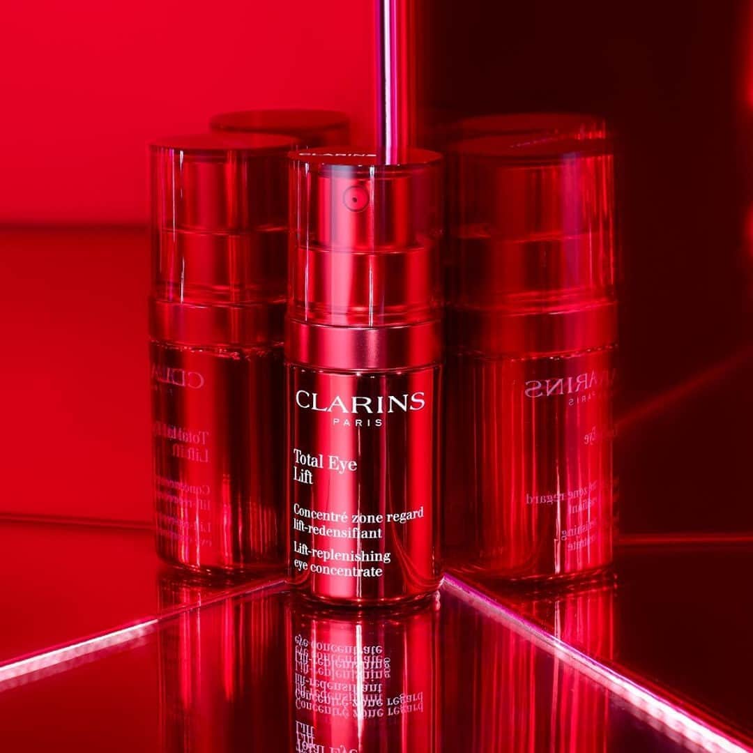 Clarins Australiaさんのインスタグラム写真 - (Clarins AustraliaInstagram)「Not only striking in colour 😍 our Total Eye Lift packaging is eco-designed 🌿 ⁣ ⁣ ❤️ The elegant, bright red bottle is made of 25% recycled glass and is 100% recyclable ♻️ ✅ Containing a sustainably responsible formula – 94% of this effective plant-powered concentration is naturally-sourced!⁣ ⁣ 🌟 BONUS 🌟 Its Airless technology preserves the formula’s properties from start to finish, right to the last drop! ⁣ ⁣ #ClarinsAus #ClarinsSkincare」9月18日 19時00分 - clarinsanz