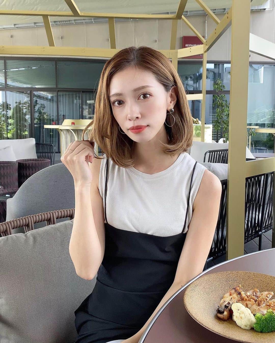 石黒美帆のインスタグラム：「*﻿ 🌿﻿ ﻿ 髪を明るくしてから﻿ きしみや傷みが目立ってしまうので﻿ ヘアケアは特に気をつけるように🥰﻿ ﻿ ﻿ 今回はエッセンシャルの“ブラシ級の指どおりチャレンジ”に参加！﻿ ﻿ ﻿ 昔使っていた以来のエッセンシャルでしたが、泡立ちが良くて、次の日の朝の指どおりがとっても滑らかになってびっくり。﻿ 朝ヘアに時間をかけなくて済むのはありがたいです❤︎﻿ ﻿ ﻿ プレゼントが当たる“ブラシ級の指どおりチャレンジ”キャンペーンは9/30まで🎈﻿ ﻿ ﻿ #エッセンシャル#ブラシ級の指どおり#キューティクルケア#広告#シャンプー#トリートメント#ヘアケア#haircare#beauty」