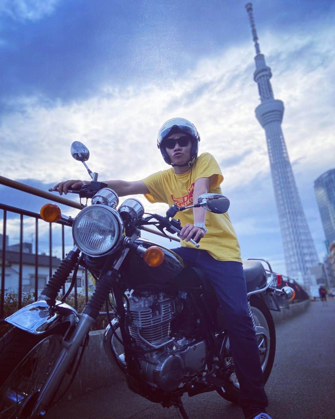 岡下雅典のインスタグラム：「とうとう愛しのSR400ちゃんがうちに嫁いで来ました✨ キックスタートも1発で決まり相性最高の嫁です💋 すいません🙇‍♂️僕幸せになります💖」