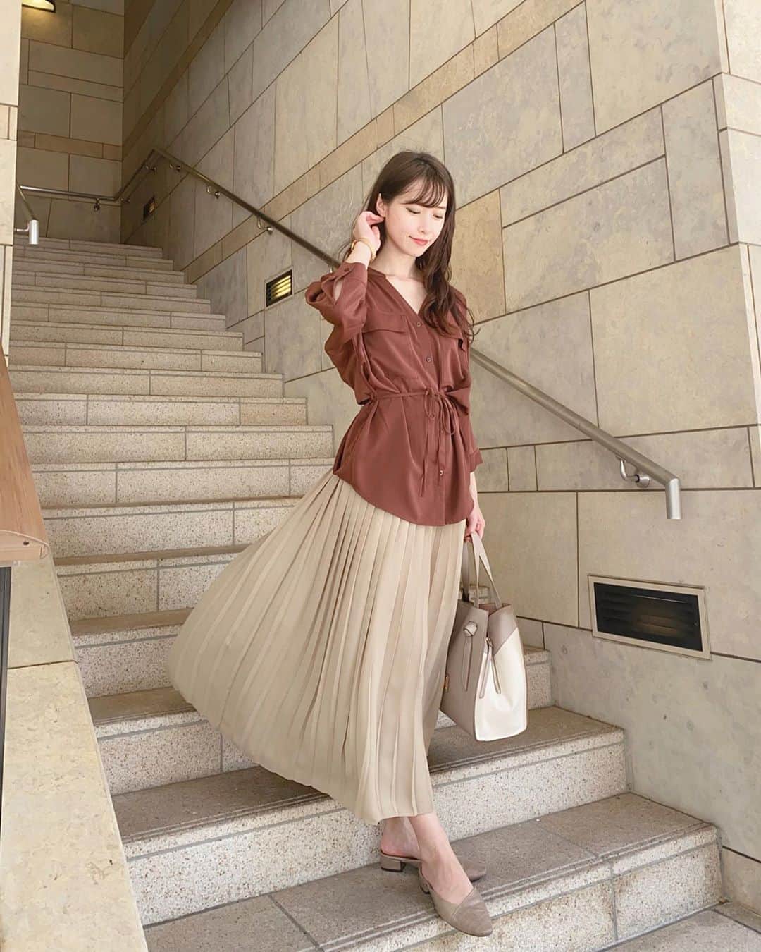川子芹菜さんのインスタグラム写真 - (川子芹菜Instagram)「. . こちらも前回載せたユニクロシャツの着回し👗💞 . 今回はプリーツスカートと合わせました🌟 完全な秋色🎃🍁🍄🌰 くすんだえんじやベージュが可愛すぎて買ってしまった🥺💖 . もう少し寒くなったらこれにストールとか合わせたいなぁ🤤 ようやく涼しくなってきて、そろそろニットも着られるかも‪🤔💭‬ . . . tops: @uniqlo_jp  pants: @uniqlo  belt: @gu_for_all_  pumps: @vivian_collection_official  bag : @jillbyjillstuart_official  . . . #model  #makeup #コーディネート #メイクアップ #モデル #撮影  #ファッション #メイク #今日のコーデ #お洒落さんと繋がりたい  #キレイめコーデ #キレイめカジュアル #OLコーデ #プチプラ #プチプラコーデ #フリーモデル #フリーランスモデル #UNIQLO #ユニクロ #ユニクロコーデ #ユニジョ #ユニクロ購入品  #ファッション好きな人と繋がりたい #ファッションコーデ #大人ファッション」9月18日 19時06分 - kawakoserina