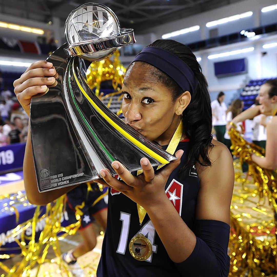 FIBAさんのインスタグラム写真 - (FIBAInstagram)「A'ja Wilson's 🇺🇸 resume at the age of 24 is stacked 🔥  🏆 2020 @WNBA MVP 🏆 2018 @WNBA Rookie of the Year 🏆 2018 FIBA Women's World Cup 🏆 2017 NCAA Champion (MOP) 🥇 2015 #FIBAU19 Women's Championiship (MVP) 🥇 2014 FIBA Americas U18 Championship for Women (MVP)  🥇 2013 #FIBAU19 Women's World Championship  Winner ✅」9月18日 19時07分 - fiba
