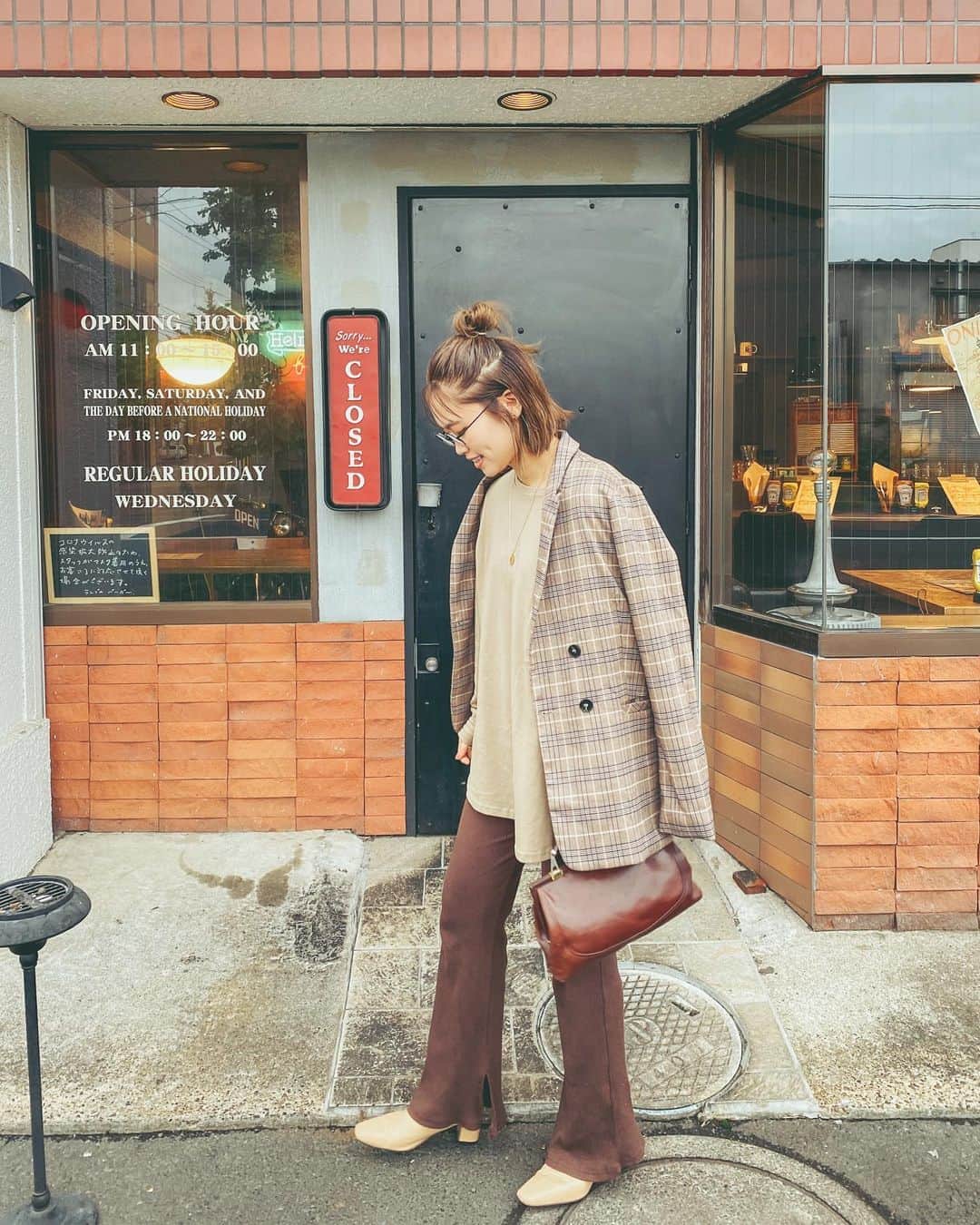 のインスタグラム：「秋服が着れるくらい涼しくなってきました🍁🍂 @lipstar_official のベージュの ロンTが着心地良くて最高◎ ・ #LIPSTAR#jlounge_style#code #codenate#fashion#autumnfashion  #ゆるトップス#秋コーデ#ロンT #カジュアル#ニットパンツ #茶色コーデ#コーデ#秋服#秋コーデ」