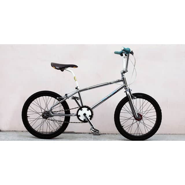 のインスタグラム：「写真家、ミュージシャン、実業家としての活動の傍らで、日本屈指のオールドBMXの専門店を運営するBONZ BROS.オーナーのNAOさん。幼少期にダートコースを疾走する「空飛ぶ自転車」を目の当たりにして以来、一瞬にして心を奪われダートレースの世界に飛び込み国内外で活躍。自転車全般に詳しくメカニック、そしてコレクターとしての顔も持つ氏のヒストリーやアメリカで受けた衝撃、そして俳優とジーンズの蜜月などを語っていただきました。  →詳細はトップページのリンクから  #kaiharamagazine #kaihara #kaiharadenim  #denim #jeans #pants #bmx #oldbmx #vintagebmx #vintagebicycle #vintagebicycle #bonzbros ＃stevemcQueen  #多摩川 #オールドbmx  #カイハラデニム #ジーンズ #デニム #パンツ」