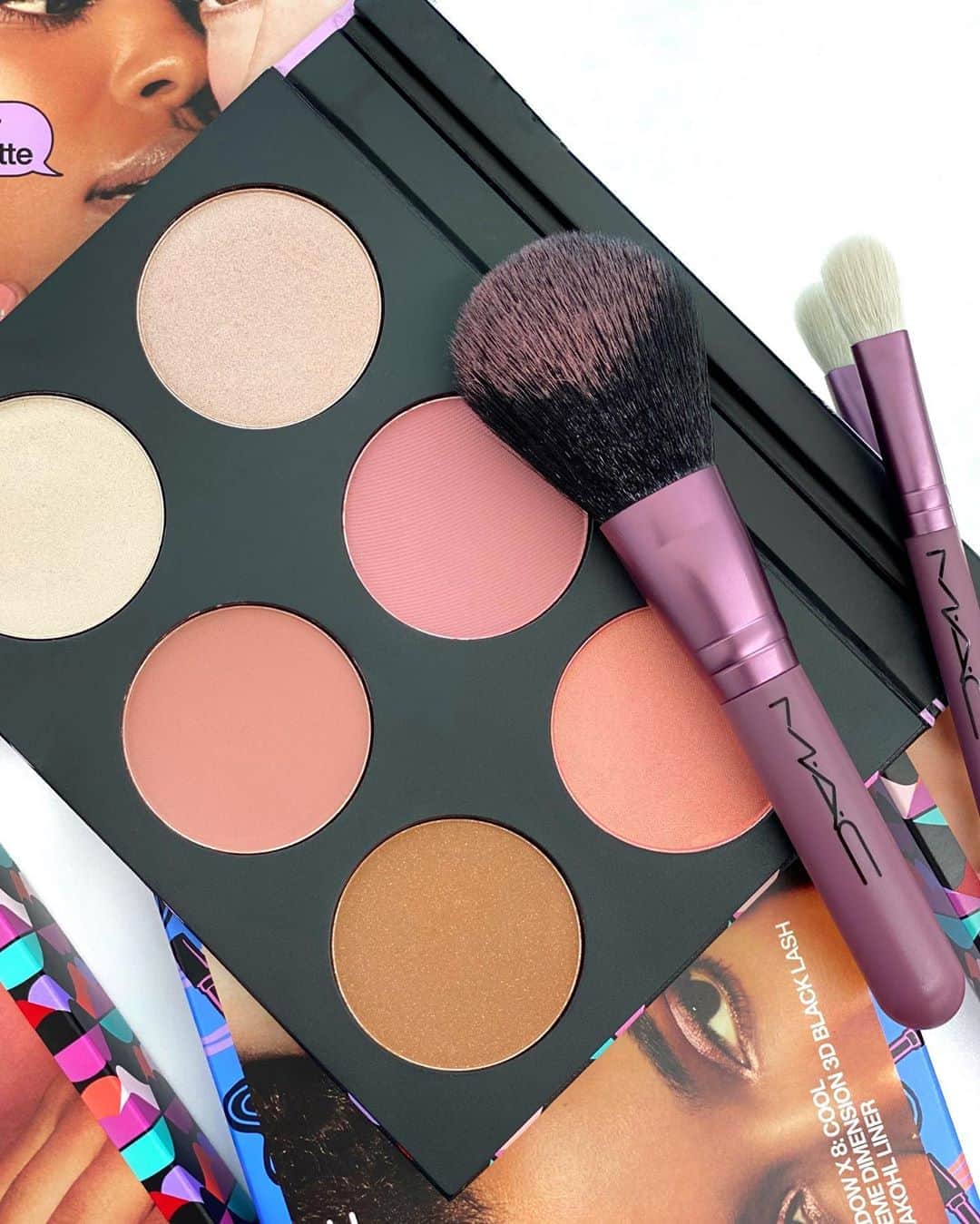 M∙A∙C Cosmetics Japanのインスタグラム：「秋にぴったりの8シェード入りのフェイスパレット🍁これ1つで、自然な血色感＆立体感が思いのまま✨ #MACHauteGossip #MACオートゴシップ   #MACオートゴシップ コレクション製品は @maccosmeticsjapan のIGTV＆ストーリーズのハイライトからご覧いただけます👆 ㅤ ㅤ ☑️Studio Fixブラシ キャンペーン 今なら数量限定で、お好きなM·A·C 製品を8,800円(税込)以上のご購入で限定ブラシをプレゼント🎁 ※M·A·C 公式オンラインショップ、伊勢丹新宿本店 @mac_isetan.shinjuku 、アットコスメショッピング @at_cosme 限定 ㅤ 【公式オンラインショップ限定特典】 ☑︎初回ご購入のお客様へ10% OFFクーポンをプレゼント （クーポンコードwelcome） ㅤ #MACCosmeticsJapan #MACCosmetics #MAC #MACコスメ #マックコスメ #コスメ #コスメレポ #化粧品 #デパコス #コスメ部 #コスメマニア #メイク好き#メイク道具#美容大好き#美容好き#メイクプロセス#トレンドメイク#秋メイク#メイクテク#チーク#ハイライト#シェーディング#立体感#血色感#透明感」