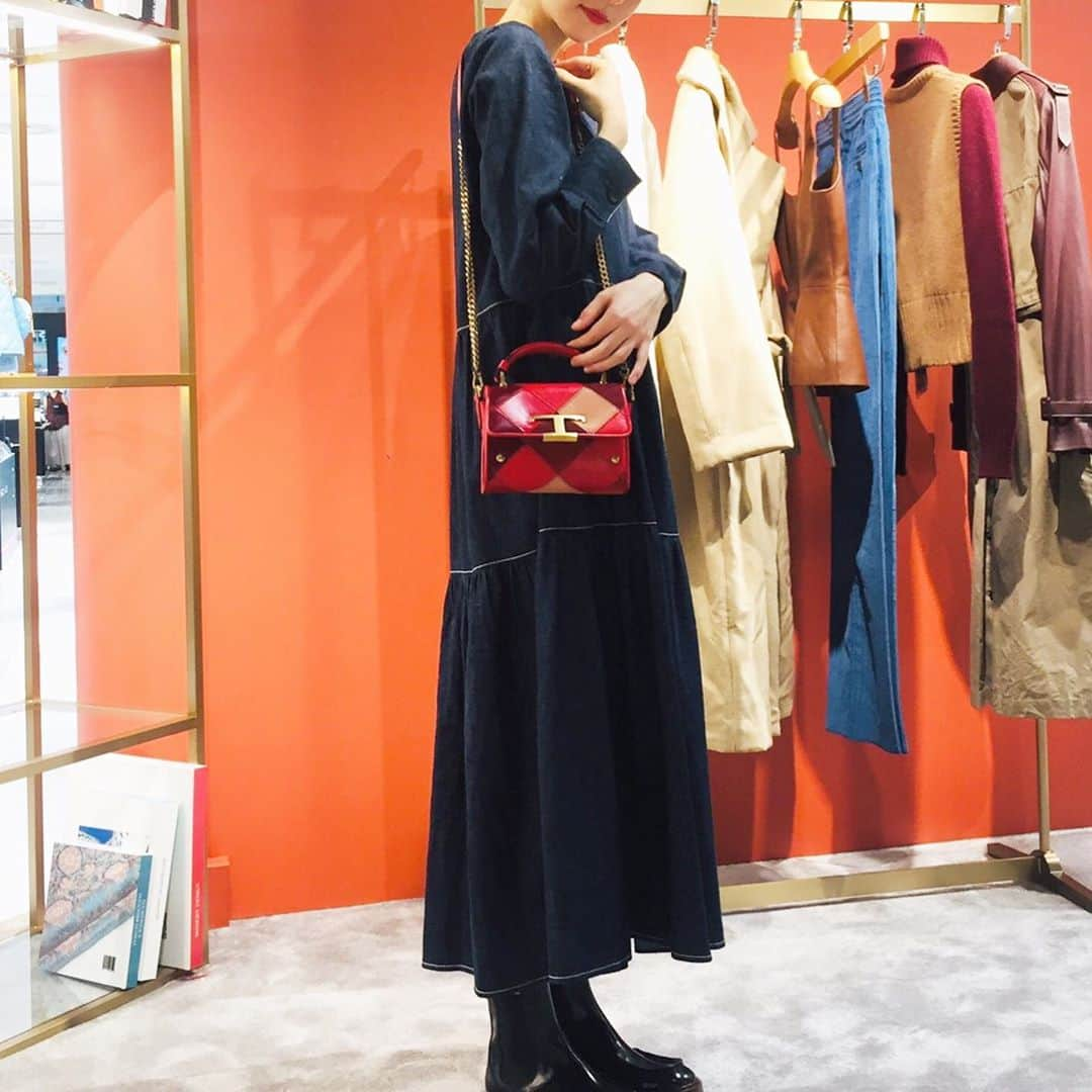 安藤ニコさんのインスタグラム写真 - (安藤ニコInstagram)「TOD’S STUDIOにお邪魔させて頂きました。 Wearing Tod’s FW20♡ Thank you @tods @walterchiapponi  二枚目はクリエイティブディレクターWalter Chiapponiの愛犬達がモチーフのかわいいかわいい小物🐕❤️Weimaraners❤️ ポップアップは伊勢丹新宿1Fで9/22日まで開催されています、ぜひ。#tods」9月18日 19時23分 - nico.ando.official