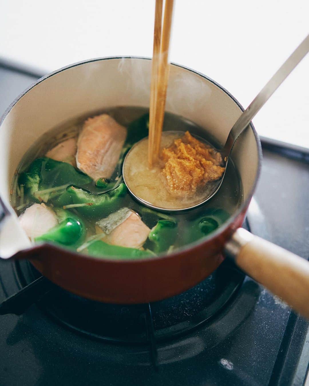 ひかり味噌株式会社さんのインスタグラム写真 - (ひかり味噌株式会社Instagram)「秋鮭のうまみが出汁がわりに。「秋鮭とピーマンのお味噌汁」 ーーーーーーーー 旬の秋鮭は、 脂が少ないので、 あっさりとしているのが 特徴。  そんな秋鮭を使って、 熟成感とコクのある味わいの味噌、 #こだわってます でお味噌汁にしました。  組み合わせにはピーマンを入れ、 ちょっとした苦味がアクセントになる 大人味のお味噌汁ですよ。  ーーーーーーーー 📝秋鮭とピーマンのお味噌汁 ーーーーーーーー 〇材料（2人分） 生鮭…1切 ピーマン…3個 生姜…1片 味噌 #こだわってます … 大さじ2 水…450ml 塩…小さじ1/2  ーーーーーーーー ◯作り方 ①生鮭の骨を取り、一口大に切る。塩を全体に振りかけ、10分置いたら、余分に出た水分をキッチンペーパーなどで拭き取る。  ②ピーマンのタネを取って、大きめの乱切りにする。生姜は千切りにする。  ③鍋に水を入れて火にかける。沸騰したら1を加え、弱火で5分間煮る。火を止めて味噌（ #こだわってます ）を溶き入れ、ピーマンを加える。再度加熱して、一煮立ちしたら火を止め、器に注ぐ。  💡秋鮭で下処理がラクちん！ 秋鮭は脂が少ないので、塩を振る程度で臭みを取ることができます。 また、生姜も臭みを取るのによく効くので、一緒に入れてくださいね。  ーーーーーーーー 秋鮭と組み合わせる野菜は、 ピーマン以外にも キャベツや玉ねぎも相性がいいですよ。  キャベツや玉ねぎは加熱すると 甘味があるので、 お子さんがいるご家庭でも おいしく召し上がれます✨  お味噌汁で、手軽に秋の味覚を 楽しんでみてください♪   #秋鮭とピーマンのお味噌汁 #味噌汁 #鮭 #無添加 #味噌 #無添加調味料#有機 #オーガニック #ていねいな暮らし #ファインダー越しの私の世界 #料理写真 #料理好きな人と繋がりたい#instafood #foodstagram #foodpic #delish #クッキングラム #レシピ #簡単レシピ #おうちごはん #ひかり味噌 #hikarimiso #おうち時間」9月18日 19時16分 - hikarimiso