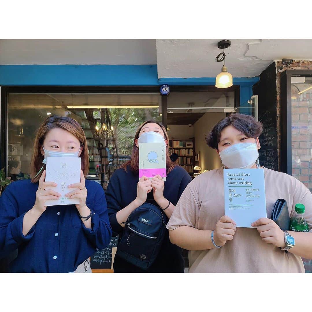 パク・ヒョジュのインスタグラム：「울 매니져님들 책 고르라공 했더니  선택한 책들 제목이?!?! 어디서 말 못한다고 혼났져??? #짧게잘쓰는법 #어른의어휘력 #언제들어도좋은말  ㅎㅎㅎ  짬내서 리스본에서 힐링하기 #서점리스본 #고마워모두🍎」