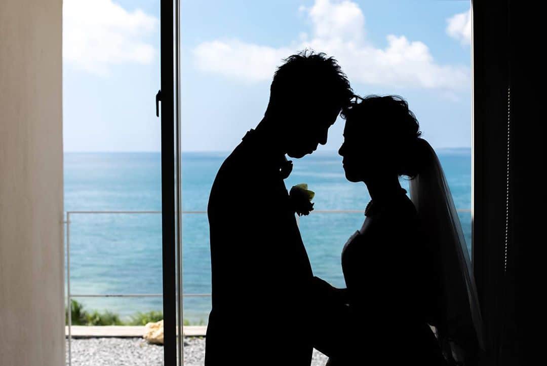 H.I.S. ウェディング（エイチ・アイ・エス）さんのインスタグラム写真 - (H.I.S. ウェディング（エイチ・アイ・エス）Instagram)「≪🌷本日の花嫁🌷≫ . 挙式を終えられた新郎新婦さまの加工なしのリアルな お写真です🥰  式場選びのご参考にされてみてくださいね🕊 . . . 📍Wedding at  #沖縄　#美らの教会 . . Q)その方面・国を選ばれた理由を教えてください >>> 🤵👰家族プラス友人数名の小規模の式を挙げたかったためです💍  Q)その式場を選ばれた理由を教えてください >>> 🤵👰 •チャペルがとても綺麗。 •アルバム撮影も一緒に行うことができる。  •周りに建物などがなく、プライベート感が強い。  •パーティー、写真撮影、挙式が同じ場所でできるところ。 . . 📯2021年までお得な商品を発売中📯  人気のハワイ、沖縄を中心にいち早く来年の ご予約を承っています💒  詳しくは、TOPのプロフィールよりホームページをご覧ください🖥 . . ‥‥‥‥‥‥‥‥‥‥‥‥‥‥‥‥‥‥‥‥‥‥‥‥‥‥‥‥‥‥‥‥ . ▶︎ハッシュタグのあとに「チャペル名his」 で検索してみてね！ HISの先輩花嫁のお写真が見られるよ🕊 . . ▶︎みなさんのご質問にお答えします♡ 『海外挙式ってどんな感じ？』 『予算は？』 『準備期間は？』 『まずどうしたらいいの？』 など、疑問や質問があればコメント欄に入れてね😉❣️ お答えしていくよ♪ . ▶︎HISで挙式をされた花嫁さんは　#his卒花  とハッシュタグを入れてね！ こちらで紹介してもいいよ、という方はDMお待ちしてます♪ . ──────────────────── #hisウェディング #ハワイウェディング  #海外挙式 #海外ウェディング #結婚式準備 #プレプレ花嫁 #幸せバトン #日本中のプレ花嫁さんと繋がりたい #ゼクシィ2020  #タビ嫁 #tabijyo_wedding #2020春婚 #2020冬婚 #プロポーズ #理想の結婚式  #his卒花 #海外挙式準備 #サマーウェディング #撮影ポーズ #ハワイ好きな人とつながりたい #式場探し中 #海外ウェディングフォト #リゾートウェディング #結婚式は旅だ #リゾ婚 #美らの教会his #沖縄挙式」9月18日 19時20分 - his_wedding