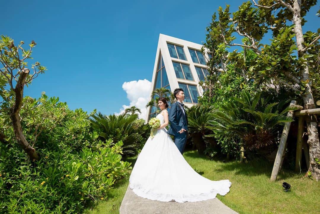 H.I.S. ウェディング（エイチ・アイ・エス）さんのインスタグラム写真 - (H.I.S. ウェディング（エイチ・アイ・エス）Instagram)「≪🌷本日の花嫁🌷≫ . 挙式を終えられた新郎新婦さまの加工なしのリアルな お写真です🥰  式場選びのご参考にされてみてくださいね🕊 . . . 📍Wedding at  #沖縄　#美らの教会 . . Q)その方面・国を選ばれた理由を教えてください >>> 🤵👰家族プラス友人数名の小規模の式を挙げたかったためです💍  Q)その式場を選ばれた理由を教えてください >>> 🤵👰 •チャペルがとても綺麗。 •アルバム撮影も一緒に行うことができる。  •周りに建物などがなく、プライベート感が強い。  •パーティー、写真撮影、挙式が同じ場所でできるところ。 . . 📯2021年までお得な商品を発売中📯  人気のハワイ、沖縄を中心にいち早く来年の ご予約を承っています💒  詳しくは、TOPのプロフィールよりホームページをご覧ください🖥 . . ‥‥‥‥‥‥‥‥‥‥‥‥‥‥‥‥‥‥‥‥‥‥‥‥‥‥‥‥‥‥‥‥ . ▶︎ハッシュタグのあとに「チャペル名his」 で検索してみてね！ HISの先輩花嫁のお写真が見られるよ🕊 . . ▶︎みなさんのご質問にお答えします♡ 『海外挙式ってどんな感じ？』 『予算は？』 『準備期間は？』 『まずどうしたらいいの？』 など、疑問や質問があればコメント欄に入れてね😉❣️ お答えしていくよ♪ . ▶︎HISで挙式をされた花嫁さんは　#his卒花  とハッシュタグを入れてね！ こちらで紹介してもいいよ、という方はDMお待ちしてます♪ . ──────────────────── #hisウェディング #ハワイウェディング  #海外挙式 #海外ウェディング #結婚式準備 #プレプレ花嫁 #幸せバトン #日本中のプレ花嫁さんと繋がりたい #ゼクシィ2020  #タビ嫁 #tabijyo_wedding #2020春婚 #2020冬婚 #プロポーズ #理想の結婚式  #his卒花 #海外挙式準備 #サマーウェディング #撮影ポーズ #ハワイ好きな人とつながりたい #式場探し中 #海外ウェディングフォト #リゾートウェディング #結婚式は旅だ #リゾ婚 #美らの教会his #沖縄挙式」9月18日 19時20分 - his_wedding