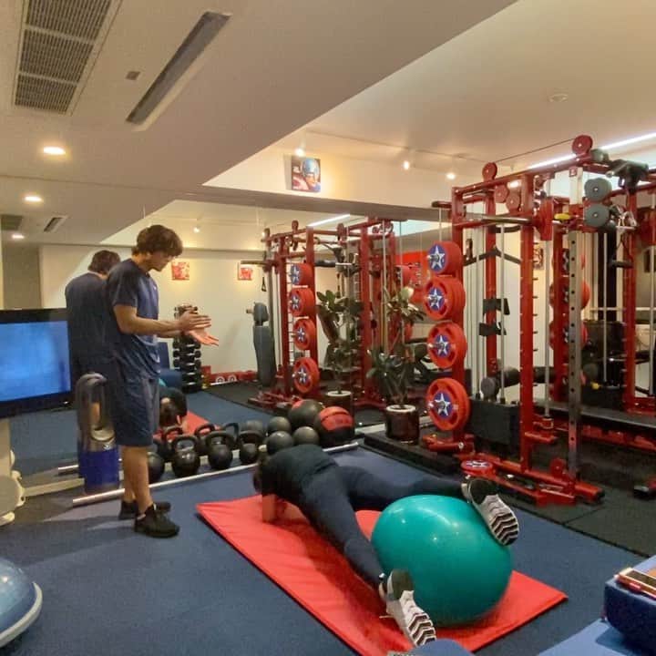 のインスタグラム：「😂 . . 地獄の続き👊  @asklepios_studio  . . #パーソナルトレーニング #パーソナル #ジム #gym #肉体改造 #ダイエット #diet #training #体幹トレーニング #体幹 #バランスボール」