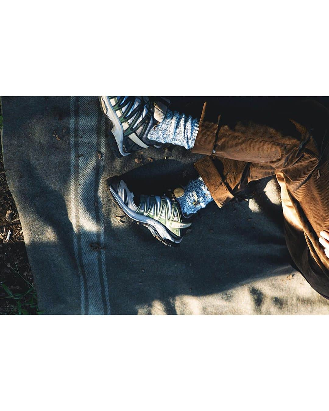 BEAMS MENさんのインスタグラム写真 - (BEAMS MENInstagram)「… SALOMON × BEAMS 『XA PRO 3D GTX』 . アウトドアギアとしてだけでなく世界中のファッションシーンでも大人気を博すSALOMONの代表モデル“XA PRO 3D GTX”をベースにした、BEAMS別注モデル第2弾が登場。BEAMSらしいアシンメトリーデザインとSALOMONのグラデーション技術が融合した今作は、ミリタリーを連想せるウッドランドカモフラージュのカラーパレットを用いた配色が最大の特徴です。9月25日（土）よりBEAMS公式オンラインショップと全国の各店舗にて発売します。 . #salomonadvanced #BEAMS #サロモン #ビームス @salomon_advanced @beams_official Visualdirection_ @akioyamakawa」9月18日 19時21分 - beams_mens_casual