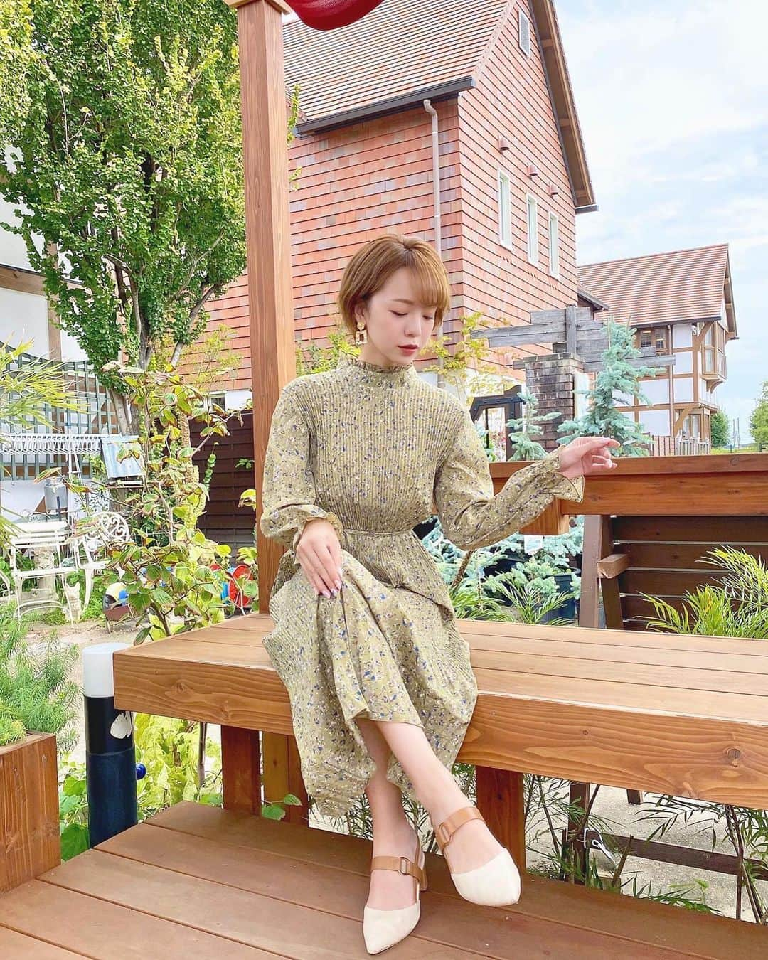 黒田真友香さんのインスタグラム写真 - (黒田真友香Instagram)「プチプラ秋コーデ👗🍂  今年の秋はこの抹茶みたいな緑色が気になってて、すでにこんな感じの色3着買ってる😯  抹茶色の服着てあずきラテ飲んでるなんとも和な世界観です🍵笑  髪の毛がほぼ金髪だから服は落ち着いた色味のが着たくなるんだよね😂ブリーチ無しでも1ヶ月染め直さなかったらこんなに色抜けた。笑  @fifth_store の　#フリルネック小花柄プリーツワンピース  にH&Mのピアス🌸  ちょっとずつ朝夜は涼しくなってきたから秋服欲が高まりすぎてる😂  #秋コーデ#fifth#fifthtl#フェミニンコーデ#ワンピース#ニット#高身長コーデ#165cmコーデ #ワンピースコーデ#ピアス#ショートヘア @fifth #フィフス　#ワンピースコーデ #秋服」9月18日 19時25分 - kurodamayukaxx