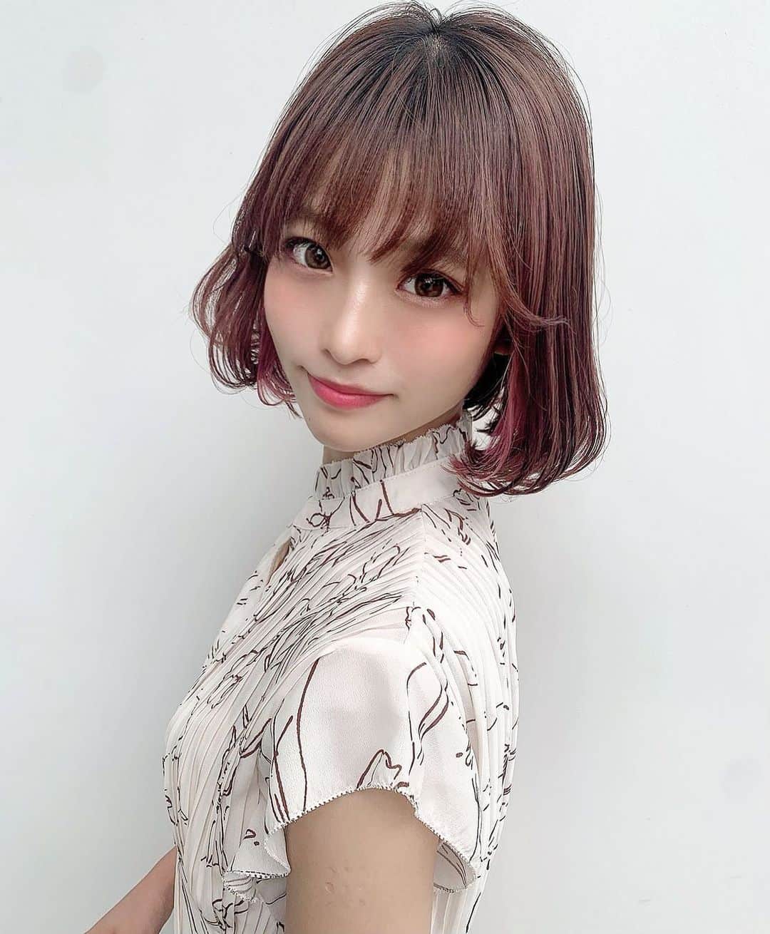のインスタグラム：「オルチャンボブ🇰🇷♡ ・ ・ 髪質改善トリートメントしたらブリーチ5回した髪がサラサラになった、、、💇‍♀️💓 ・ ・ ・  #いいね返し#f4f#l4l#サロンモデル#サロモ#撮影依頼募集中#グレージュ#透明感#ビジョビ#インフルエンサー#被写体#作品撮り #instagood#likeforlikes#followforfollowback#followme#follow4followback#ミスコン」