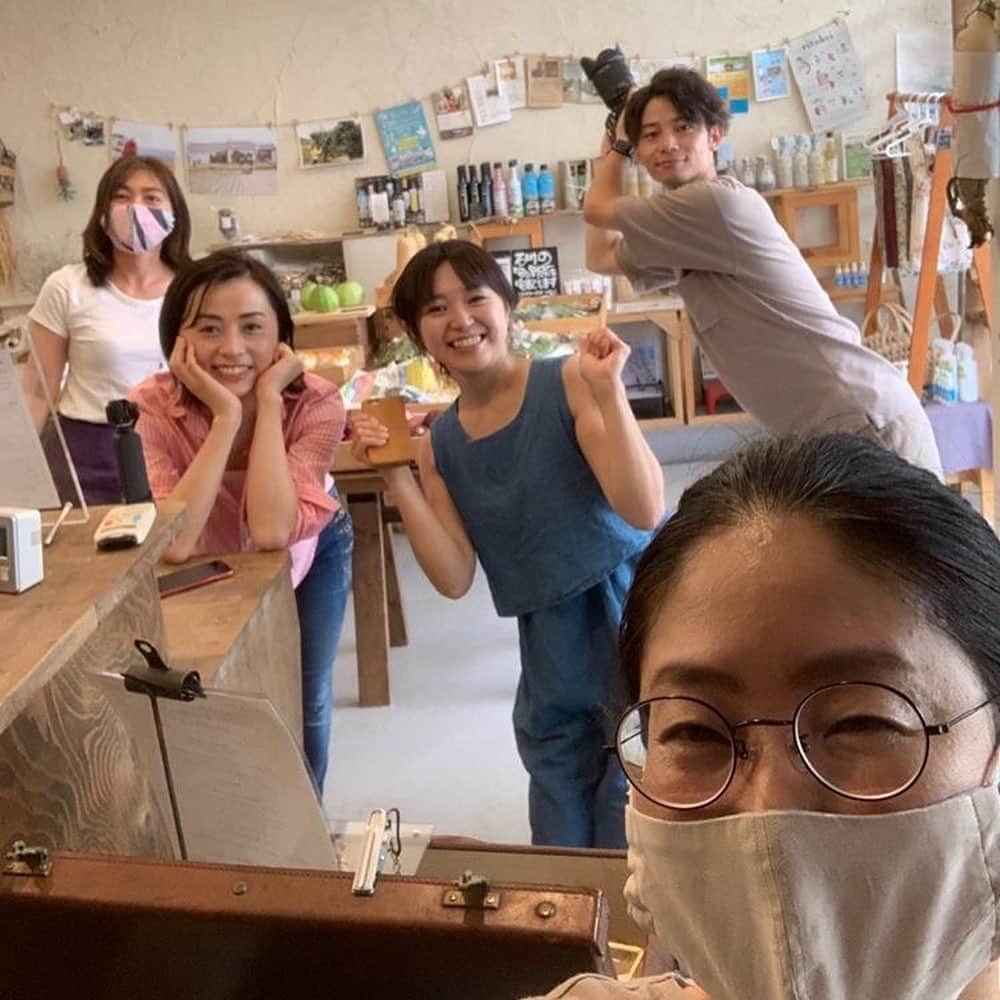 南早苗のインスタグラム：「先週の思い出。 フードコーディネーターあつ緒さん @atsu_akaneya  のカフェ。 その名も「あつ緒cafe」へ行ってきました✨  まるで芸術作品かのような美しいゼリーにコーヒーを かけるという唯一無二のコーヒーゼリー✨  自家製シロップを青いハーブティ「バタフライピー」 で割ると・・・ あら不思議！紫に✨  小松菜とバナナのスムージーは懐かしい味がした✨  そして、忘れてはいけないcafe agre @cafeagre さんの豆を使ったコーヒー✨  あつ緒さんの無駄のない美しい所作を見ているだけでも癒される素敵なカフェです💕  土曜日Open♪ 金澤表参道(横安江町商店街)にある 香土(カグツチ)さん内ですよー😊  #あつ緒cafe #フードコーディネーター　#あつ緒　さん　#cafe #コーヒー　#cofee #コーヒーゼリー　#バタフライピー　#スムージー　#ユニット感強め #和み」