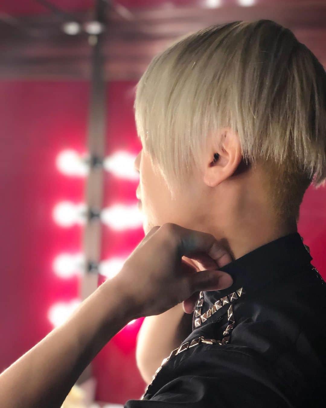 のインスタグラム：「Show time tomorrow for the first time in 2 months🕺🕺🕺 ∴ 明日は2ヶ月ぶりのショータイム😆👍 ∴ 내일은 2 개월 만에 쇼 타임🙌 #xtrap #showtime #performer」