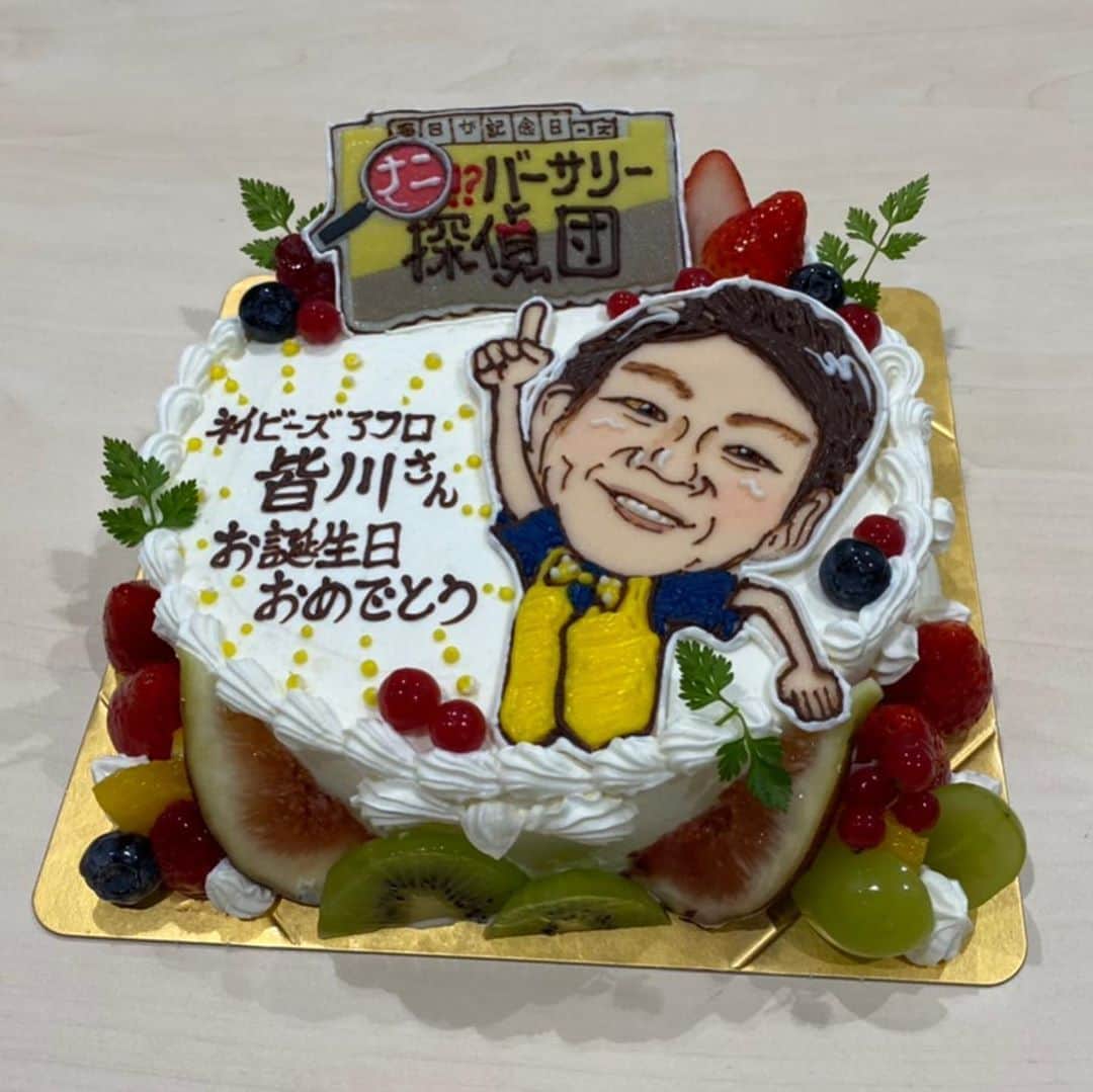 皆川勇気のインスタグラム：「「かんさい情報ネットten.」の皆様に、誕生日をお祝いして頂きました😭😭 本当に毎週めちゃくちゃ楽しくて、皆さんがとてもあたたかい現場なんです☺️☺️  めちゃくちゃ可愛いケーキ🎂 精巧！！ Mr.Childrenさんのライブで、ケーキを作られる方がつくってくださったそうで😳😳 笑いっ面に蜂蜜！！」