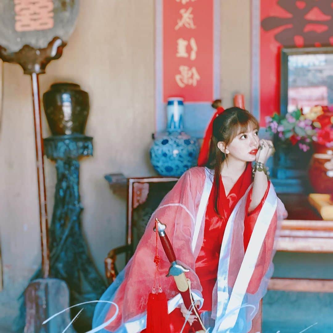 のインスタグラム：「これも前回の投稿の続きです。 衣装を着て、撮影みたいでしょう。  #alan  #阿兰  #阿蘭  #あらん #アラン」