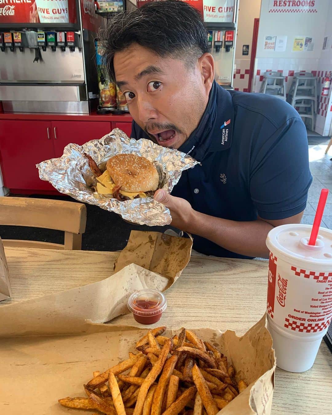 小平智のインスタグラム：「アメリカきてこれが1番食べたかった！FIVE GUYSハンバーガー🍔 最高に美味しい🤩 #FIVEGUYS #ハンバーガー #アメリカ #小平智」