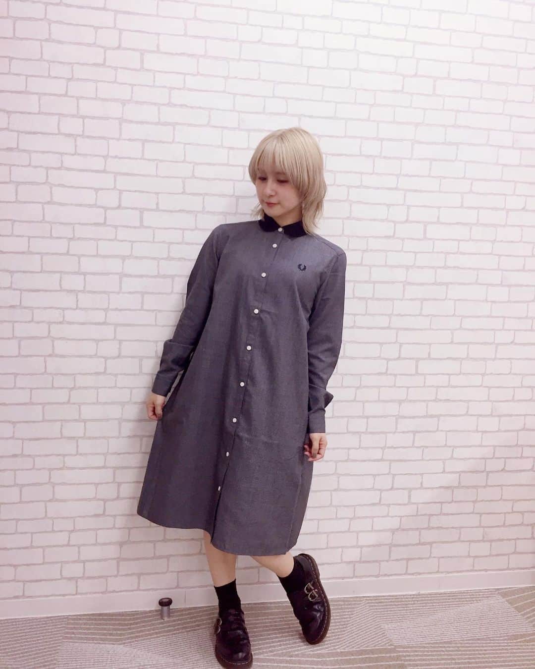 吉田有里のインスタグラム：「昨日の衣装▽▲﻿ ﻿ シャツワンピがこの世の服の中で﻿ 一番好きかもしれない﻿ シャツワンピ見るとすぐ集めたくなっちゃう ﻿ あみたちゃんとお揃いで買いました💚﻿ 同じ日にお互い、生放送で着たんだよ〜〜﻿ コメントで「あみたとお揃いですか！？」といっぱい流れてて、心の中でニヤニヤしてました﻿ ﻿ 今度は2人で着て写真撮りたいなぁ。﻿ ﻿ one-piece:FRED PERRY﻿ ﻿ #よしだふく #fashion #ootd﻿ #fredperry」