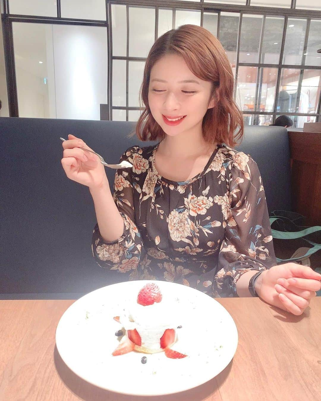 綾瀬麗奈さんのインスタグラム写真 - (綾瀬麗奈Instagram)「. ショートケーキまっしろ😳😳 秋だなぁ〜。 今日の夜、すごく秋感じるね。🍂 . 3枚目の事故がすばらしい、 . . . #名駅カフェ #ショートケーキ」9月18日 19時35分 - ayasereina