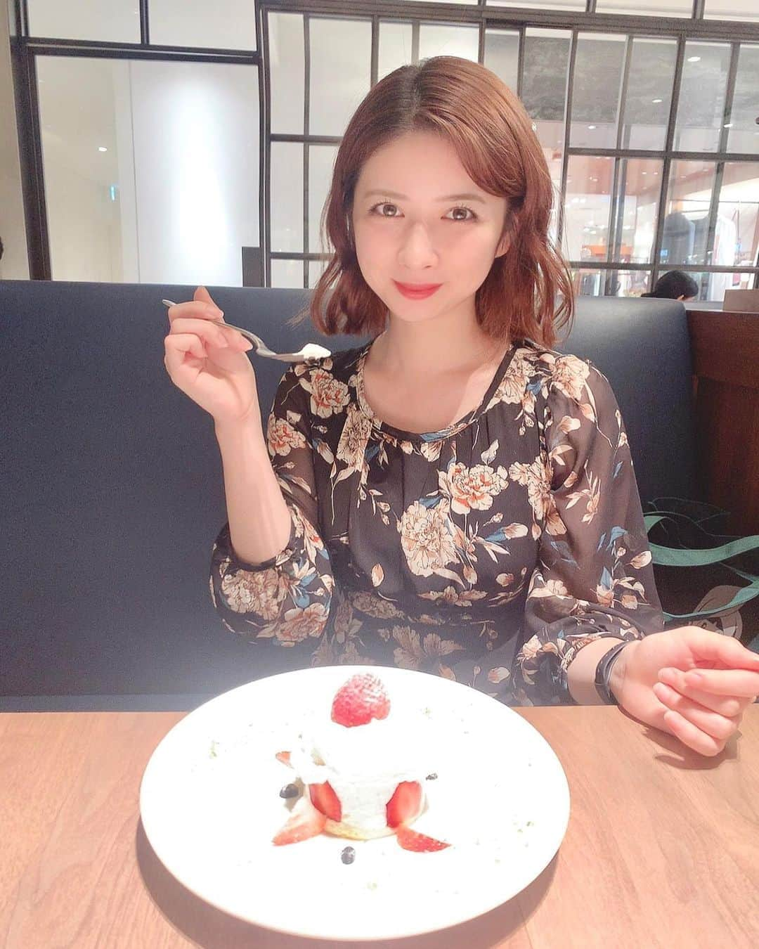 綾瀬麗奈さんのインスタグラム写真 - (綾瀬麗奈Instagram)「. ショートケーキまっしろ😳😳 秋だなぁ〜。 今日の夜、すごく秋感じるね。🍂 . 3枚目の事故がすばらしい、 . . . #名駅カフェ #ショートケーキ」9月18日 19時35分 - ayasereina