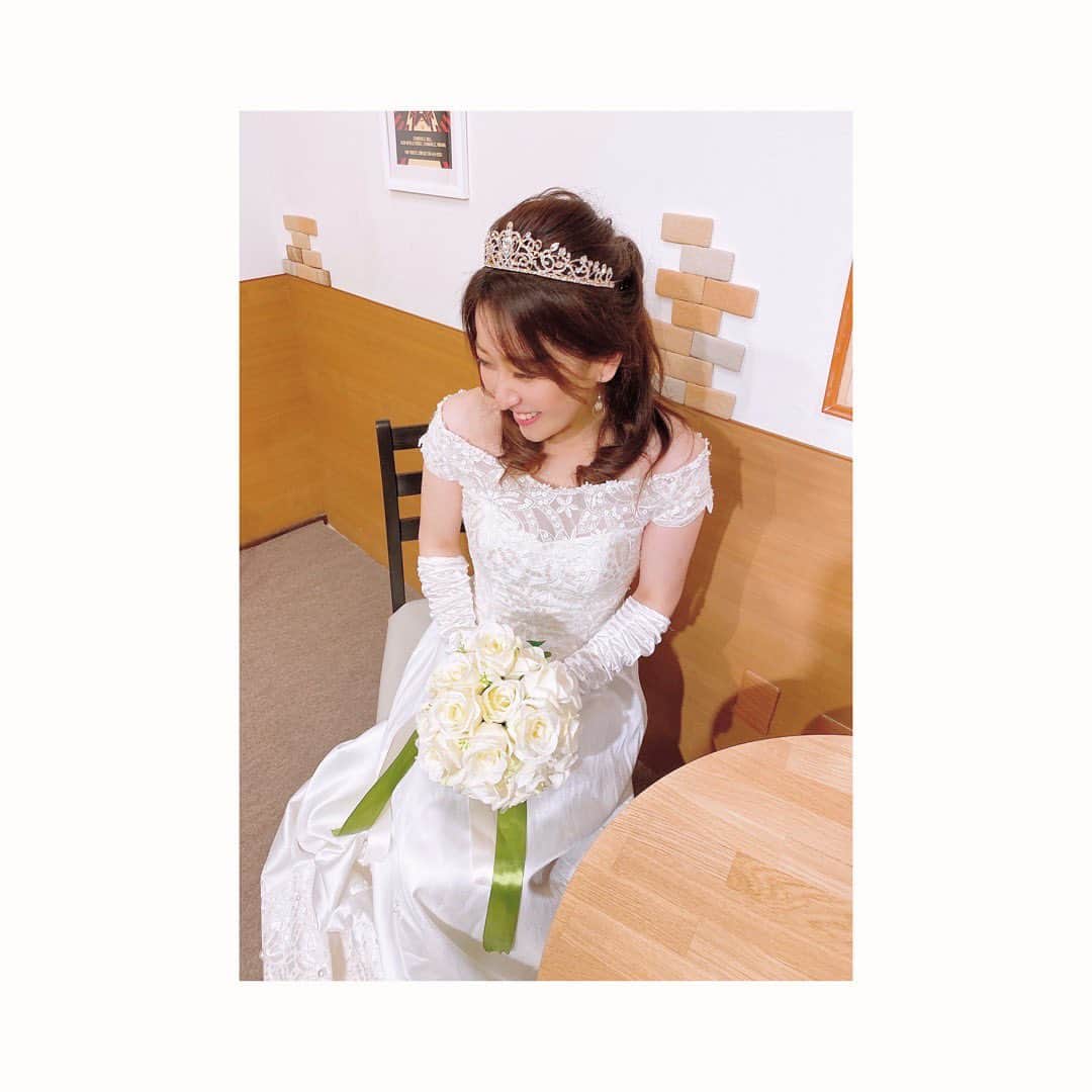 中冨杏子さんのインスタグラム写真 - (中冨杏子Instagram)「.*･ﾟ　.ﾟ･*.☺️.*･ﾟ　.ﾟ･*.  . . 沢山の おめでとうをいただきますが、 残念ながら 結婚ではありまてん🥰🥰 . .  さ、来月は楽しみがあるから がんばれるっ！  今月なかなかハードですが 乗り越えます☺️☺️☺️☺️  #ドレス #白ドレス #結婚ちゃうで  #コメントありがとうございます #今日も笑顔で #ドレスコーデ  #ウェディングドレスヘア  #早着替え #舞台の衣装」9月18日 19時37分 - anko_nakatomi