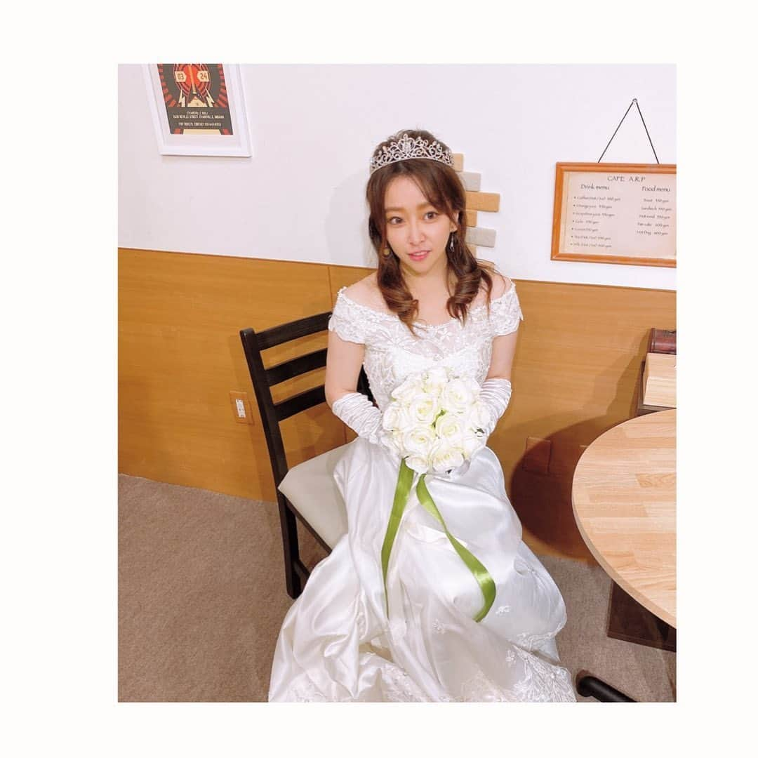 中冨杏子さんのインスタグラム写真 - (中冨杏子Instagram)「.*･ﾟ　.ﾟ･*.☺️.*･ﾟ　.ﾟ･*.  . . 沢山の おめでとうをいただきますが、 残念ながら 結婚ではありまてん🥰🥰 . .  さ、来月は楽しみがあるから がんばれるっ！  今月なかなかハードですが 乗り越えます☺️☺️☺️☺️  #ドレス #白ドレス #結婚ちゃうで  #コメントありがとうございます #今日も笑顔で #ドレスコーデ  #ウェディングドレスヘア  #早着替え #舞台の衣装」9月18日 19時37分 - anko_nakatomi