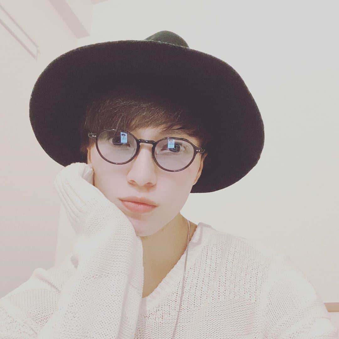 福本有希のインスタグラム：「どうも〜 最近iPhoneのタッチ画面の感度が悪いので変な文章になっちゃったらすいません。  改めましてBTSのジョングクです。 つまらないお知らせですが、前回リリースした楽曲が秒速でビルボード1位を取りました。 ニホンノミナサンニハ ウレシイキモチ　チュタエタイネ  すいません。高確率でiPhoneのタッチ画面のせいで変な文章になっちゃいました、、 みんなは明日からの連休何するのかな？ な〜んて分かりきった質問しても答えは有希君のインスタに釘付けで気付いたら連休明けてそう、時間返してください、本気で訴えます、好きです、ツンデレ許して下さい。 みたいなコメントが9割占めるのは分かってるので聞きません。 ストーリーにてYouTubeの企画の案をくれた数億人の方々、本当にありがとうございます！！ 色々と面白そうな企画が浮かんできました。 全てはコメントをくれた皆さんではなく、それを具現化できる俺のおかげです！ （100%みんなのおかげ）  登録者が1000人超えたらYouTubeでの配信かインスタライブのどちらかで、みんなが俺に本当にありがとうと言える場を設けようと思ってます。 （あっ逆でした） #さーてぃーわん #期間限定 #しーずんふれーばー」