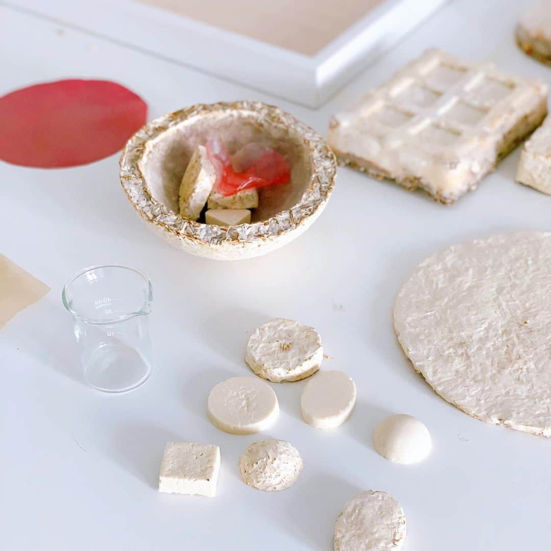 のインスタグラム：「Biomaterial preparation at the studio🧫✨ #bioart #biotech #biodesign #biotechnology #biology #chemistry #biolab #biomaterials #art #design #science #materialscience」