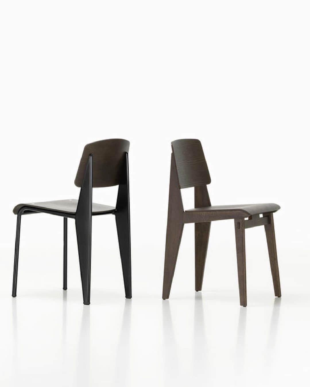 Vitra Japanさんのインスタグラム写真 - (Vitra JapanInstagram)「フランス語で全木製の椅子という意味の「シェーズ トゥ ボワ」。ジャン・プルーヴェのキャリアの中で唯一木材のみで作られた、この椅子は、スチール製のフレーム、座面と背もたれが木材で作られた、彼の代表作「スタンダード」と共通する哲学が貫かれています。椅子に座った時、後方に最も重さがかかるという椅子の本質を見抜き、後脚を兼ねたフレームに太さをもたせ、まるで飛行機の翼のようなフォルムが生まれました。﻿  ﻿ ヴィトラは、プルーヴェによる唯一の全木製の椅子、シェーズトゥボワを初めて復刻したことを記念して11 月13 日( 金) までの期間、特別価格で日本の暮らしにご紹介します。﻿  ﻿ シェーズトゥボワ 特別価格：税抜79,000円(11月13日まで)﻿ 通常価格：税抜83,000円﻿ 実施店舗：Artek Tokyo Store / リビング・モティーフ / ザ・コンランショップ新宿本店 / ザ・コンランショップ丸の内店 / センプレ ホーム / Mid-Century MODERN港南 / Mid-Century MODERN有楽町 / エイチエイチスタイル青山ショールーム / Metrocs Sapporo / Metrocs Sapporo Ebetsu-Tsutaya / L’IDEAL HOME / vanilla Koriyama / vanilla utsunomiya / FINCH&HOME / 五割一分 / ヤマトヤ・ワイズカーサ / SIRQ by Y’s CASA / ザ・コンランショップ名古屋店 / REAL Style HOME名古屋東店 / ARIA KYOTO / ARIA FUKUCHIYAMA / Interior Design VENUS / スラップモブラー / CONNECT / attract LARGO / H.L.D / ザ・コンランショップ福岡店 / Happy Time Direction / Scope（ECのみ）﻿  ﻿ #Vitra #VitraJapan #JeanProuve #ChaiseToutBois﻿ #ヴィトラ #ヴィトラジャパン #プルーヴェの木製椅子 #ジャンプルーヴェ #プルーヴェ #シェーズトゥボワ #スタンダード #チェア #ダイニングチェア #ダイニング #インテリア #季節を楽しむ #暮らしを楽しむ」9月18日 19時39分 - vitra_japan