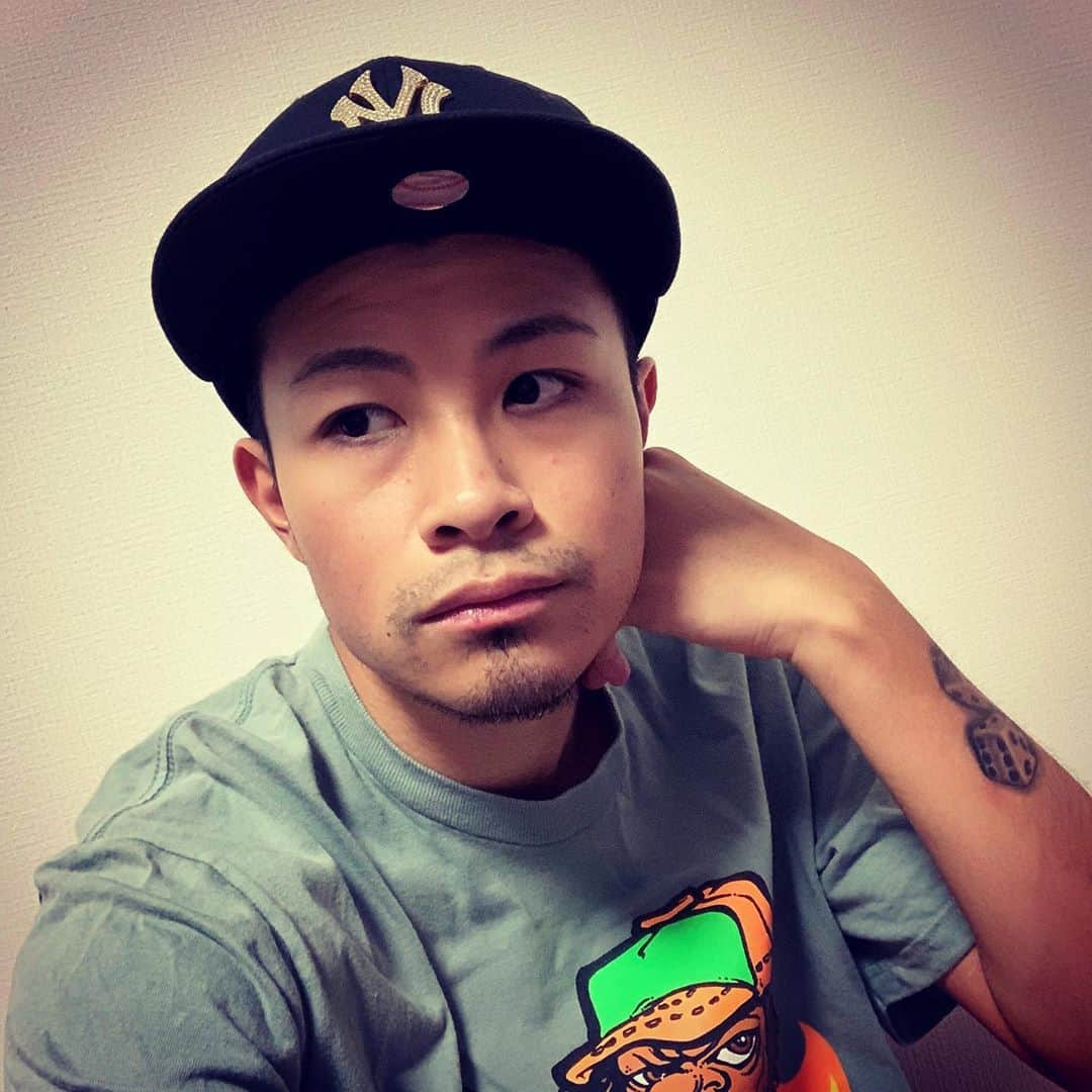 のインスタグラム：「こんちゃ！  最近朝活にハマってるNORIです！ 朝活はランニング＆筋トレを朝8時に 起きてやってます！  三日坊主超えましたw  竹花さんの考えがめっちゃ好きで最近ずっとYouTubeを見たりしてるんですが、フォロワーさんの質問で「三日坊主になるのですがどうすればいいですか」に対して「4日やれ！」と答えててやっぱ最高だなこの人と思いました。  ファンクラブではこれ以上に深い 気づきや情報などを発信してます。 是非一度入会してみてね！  この投稿のコメントをしてくれた方に頑張って全部コメ返するので、 皆んなのバイブスください！  #空のシタFAMILIA #ノリ ＃空ふぁむ  p.s.すっげぇどうでもいい質問します。 鼻下に髭あり髭なしどっちが好き？」