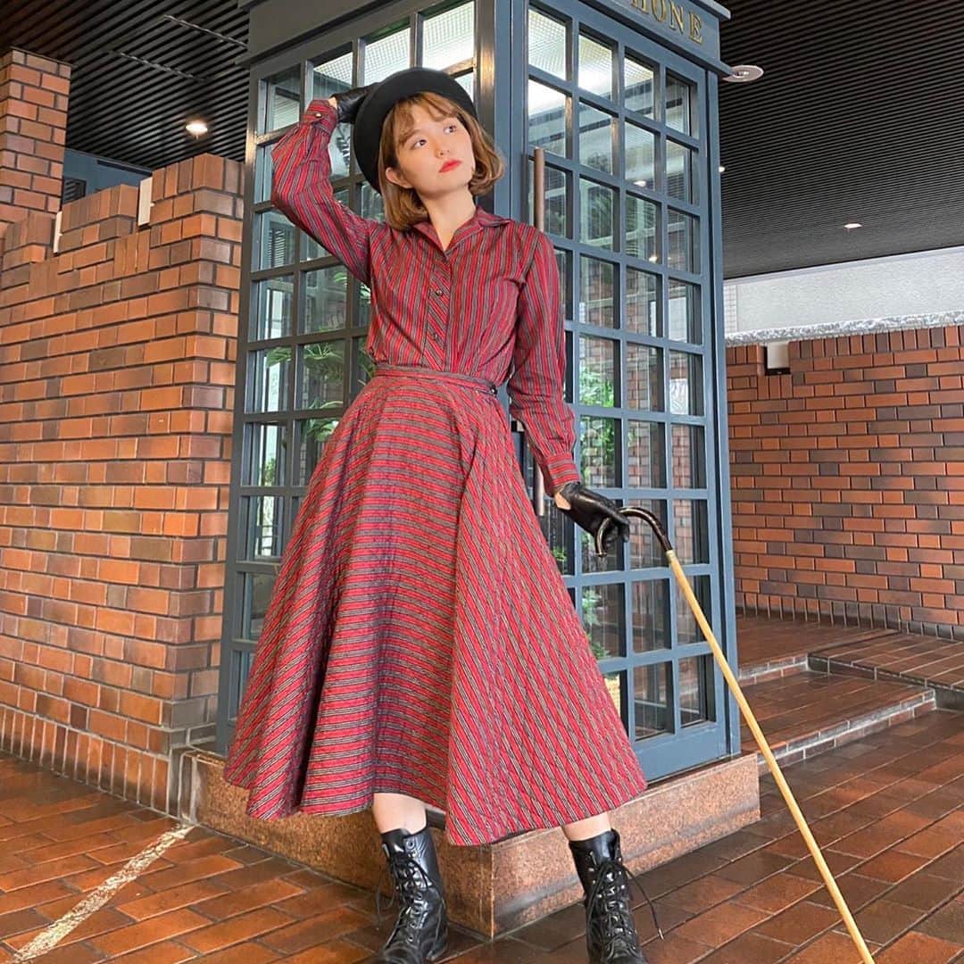 NUTTY Vintage&Collectibleのインスタグラム：「🎩 NUTTY BLOG 🎩  ☑︎ vintage autumn stripe special setup ㅤㅤㅤㅤㅤㅤㅤㅤㅤㅤㅤㅤㅤ 本日入荷のスペシャルなセットアップ❤️で お久しぶりにBLOGを更新いたしました。 ㅤㅤㅤㅤㅤㅤㅤㅤㅤㅤㅤㅤㅤ BLOG URL 【https://nuttyblog.exblog.jp/29183231/】 ㅤㅤㅤㅤㅤㅤㅤㅤㅤㅤㅤㅤㅤ サーキュラースカートは分厚すぎないキルティング◎ スカートとシャツでストライプの向きが違っていて 前縦部分は斜めになっています。細やかな所までこだわりが詰まっています♪ ㅤㅤㅤㅤㅤㅤㅤㅤㅤㅤㅤㅤㅤ もちろん上下別にも着回し力もバツグン！特別な日にはセットアップでお出かけしてみてはいかが？  💌DMより通販承っております💌  ------------------------------------ 🛍NUTTY通販について🛍 ------------------------------------- ＜ONLINE STORE＞ VINTAGE▶︎http://nutty.theshop.jp/ USED SELECT▶︎https://nuttyselect.official.ec/ （プロフィールページURLよりjump🕊） ㅤㅤㅤㅤㅤㅤㅤㅤㅤㅤㅤㅤㅤ ＜VIDEO CHAT SHOPPING＞ テレビ電話をお繋ぎして、リアルタイムでご案内いたします。詳細は過去の投稿をご覧ください。」