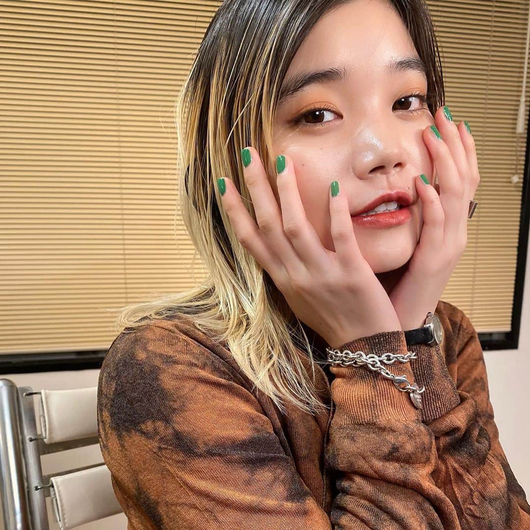 高橋有紀のインスタグラム：「チッチ〜〜〜可愛かった〜〜〜！ ！！！そして楽しかったです！！ IGTVに三日間のみ残してます！ この仕様色は推しの08アンバーブラウンです💄 みんな大好き（私も大好き）横顔に口角です。チッチのファンの皆様ほんと優しくてよかった、、、 （チッチ現在はインスタはやっていませんTwitterのみです、今あるやつは偽物です！いつかご本人のアカウントできますようにっ） #hairmake  #osakana_yuki  #セントチヒロチッチ」