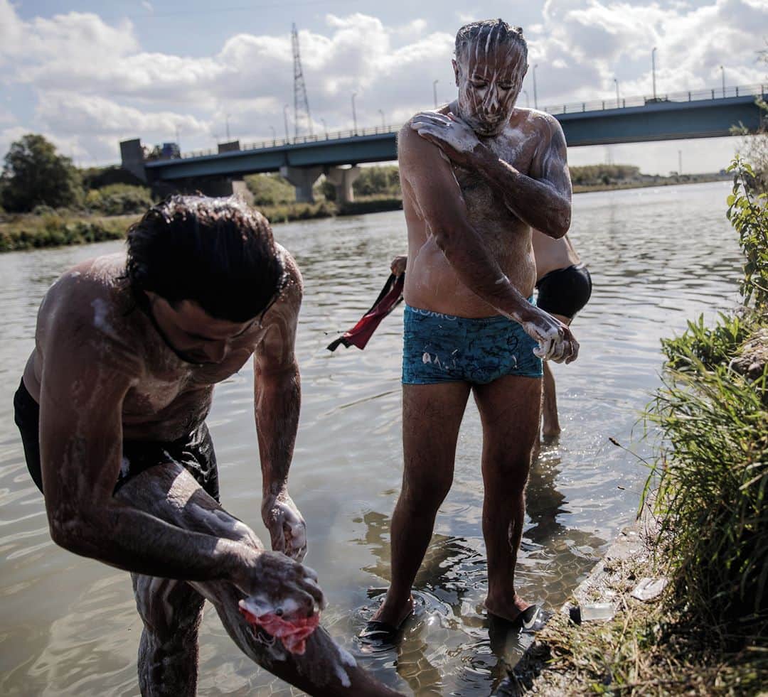AFP通信さんのインスタグラム写真 - (AFP通信Instagram)「AFP Photo 📷 @sameer_aldoumy - 'Just God, the water and us': risking the Channel 'death route' to Britain -⁣ .⁣ For three weeks, two AFP teams followed Walid, a Kuwaiti, Falah, an Iraqi and his two daughters, nine-year-old Arwa and 13-year-old Rawane, who is severely diabetic, from the town of Grande-Synthe in northern France to Dover in the south of England via the choppy waters of the Channel.⁣ .⁣ Just 33 kilometres (21 miles) separate the French coast from the white cliffs of Dover, visible on a clear day, but the crossing is one of the world's busiest -- and most dangerous.⁣ .⁣ Still, more and more people are attempting the risky passage.⁣ .⁣ Between January 1 and August 31, 6,200 migrants tried their luck, according to French maritime authorities.⁣ .⁣ In the whole of 2019, 2,294 migrants attempted to cross.⁣ .⁣ Those who have a bit more cash get an inflatable dinghy. Those who don't resort to paddleboards, kayaks or a simple rubber ring.」9月18日 19時48分 - afpphoto