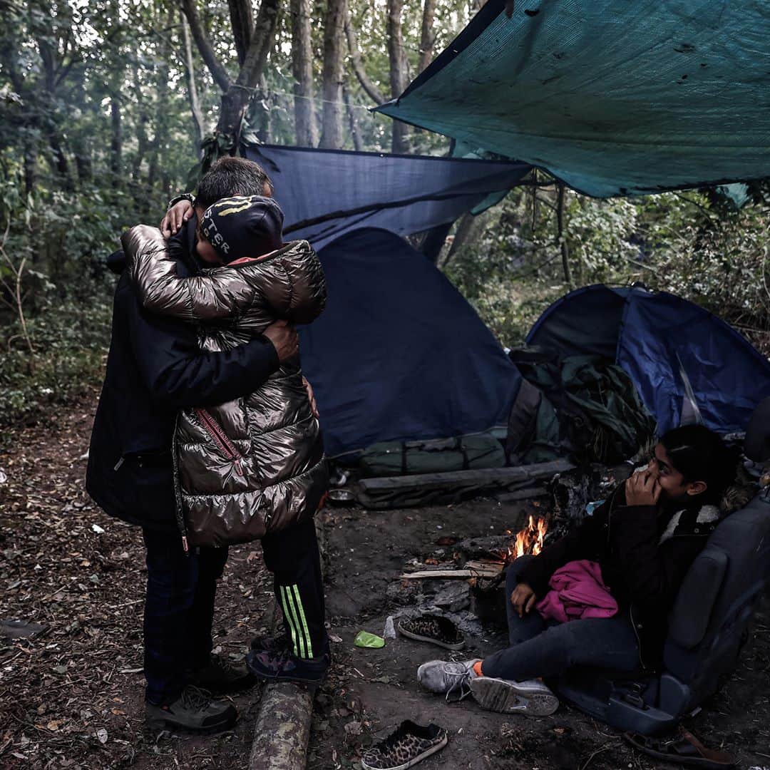 AFP通信さんのインスタグラム写真 - (AFP通信Instagram)「AFP Photo 📷 @sameer_aldoumy - 'Just God, the water and us': risking the Channel 'death route' to Britain -⁣ .⁣ For three weeks, two AFP teams followed Walid, a Kuwaiti, Falah, an Iraqi and his two daughters, nine-year-old Arwa and 13-year-old Rawane, who is severely diabetic, from the town of Grande-Synthe in northern France to Dover in the south of England via the choppy waters of the Channel.⁣ .⁣ Just 33 kilometres (21 miles) separate the French coast from the white cliffs of Dover, visible on a clear day, but the crossing is one of the world's busiest -- and most dangerous.⁣ .⁣ Still, more and more people are attempting the risky passage.⁣ .⁣ Between January 1 and August 31, 6,200 migrants tried their luck, according to French maritime authorities.⁣ .⁣ In the whole of 2019, 2,294 migrants attempted to cross.⁣ .⁣ Those who have a bit more cash get an inflatable dinghy. Those who don't resort to paddleboards, kayaks or a simple rubber ring.」9月18日 19時48分 - afpphoto