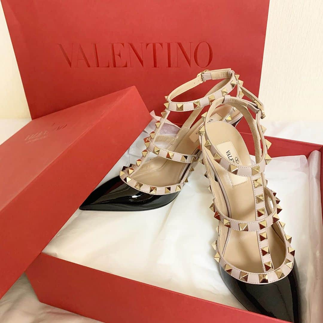 あきのインスタグラム：「. ずーとほしかったやつ 新色もかわいすぎてめちゃ迷った🥺 #valentino」