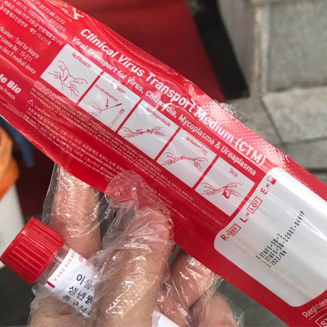 イ・ソンホのインスタグラム：「. 자가격리 끝!!! . Covid-19 test kit🔞 Rubber maid👩🏻‍🔬 Ouch My nose😢 .」