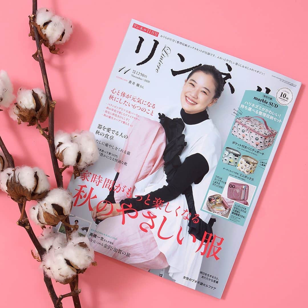 marbleSUD(マーブルシュッド) のインスタグラム：「9月19日(土)発売のリンネル11月号！特別付録は、marble SUDの「ハリネズミがかわいい！持ち運べる整理収納セット」です。  いよいよ明日発売！ブランド紹介ページでは、今シーズンイチオシの“EMB毛糸玉”をはじめ、秋冬の新作アイテムを使ったコーデも多数掲載。ぜひ、着こなしの参考にしてみてくださいね。4連休初日、まずは書店へレッツゴー！  @liniere_tkj」