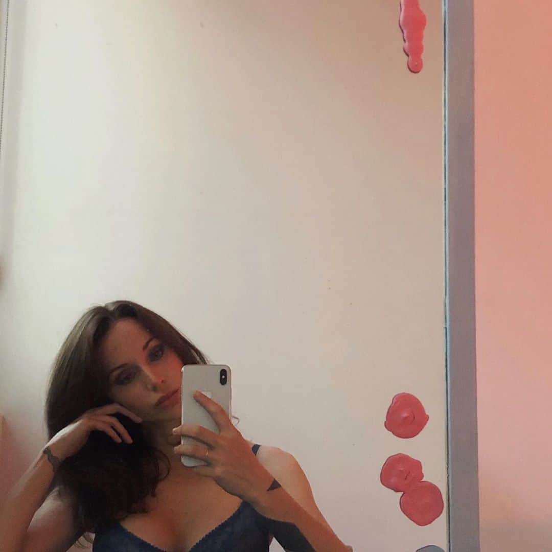 エミリー・スコットのインスタグラム：「today’s rainy day mood 💙mixing colours while getting a new 60min mix finished up ⛈incoming all-weather ☔️☂️🌫」