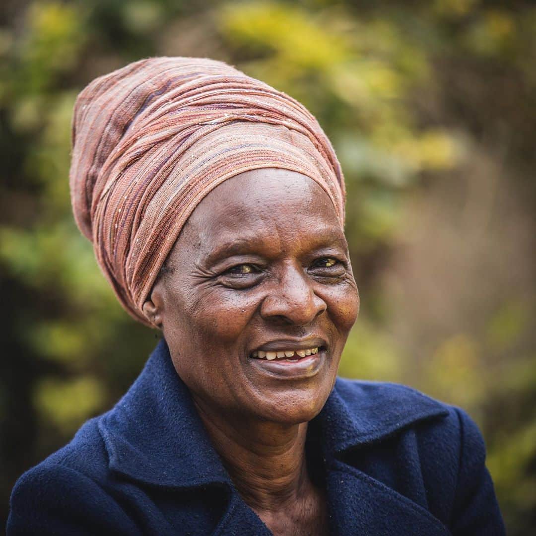 オバッキさんのインスタグラム写真 - (オバッキInstagram)「Meet Christine, she's the leader of the women's weaving co-op that make all of our baskets in Kenya.  Acting as a mentor to other women in the group, she is proud of the work they do. “When someone buys a basket from us they can be proud not only because of the women they are supporting, but also because of the quality and the materials of the product.” ⠀ Shop the baskets at the link in our bio, www.obakki.com, or tap the photos to learn more about the product. ~  #obakki #nairobi #slowdesign #artisanmade #handcrafted #globalartisans #kenya #baskets #consciousconsumption #intentionalliving #tradition #ceramic #mexico #madebyhumans #ethicallymade #impact #artisans #homegoods #naturalmaterials #hand_made」9月18日 19時55分 - obakki